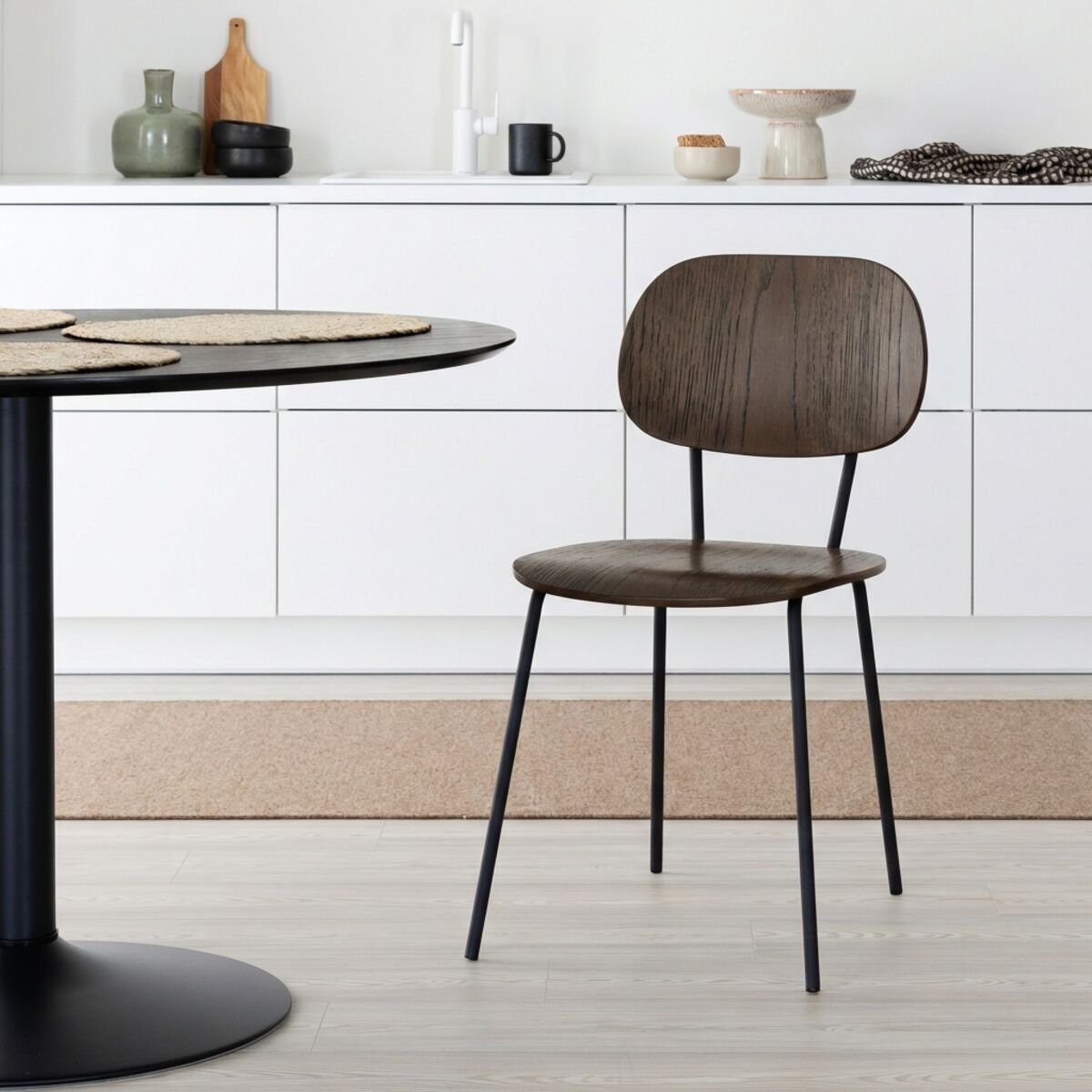 Amira tuoli savutammi/musta