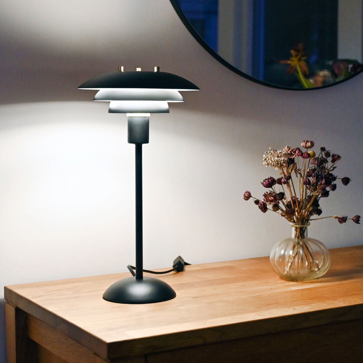 Aneta Lighting Epsilon pöytävalaisin, musta