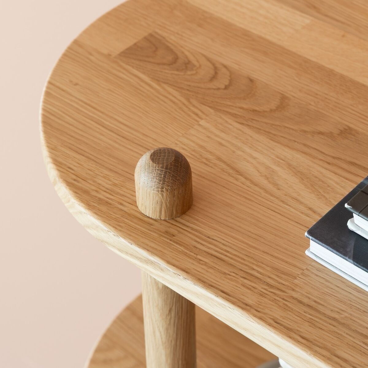 Askel tammi matala tv-taso 165x35x38 cm pyöreällä päädyllä lakattu tammi