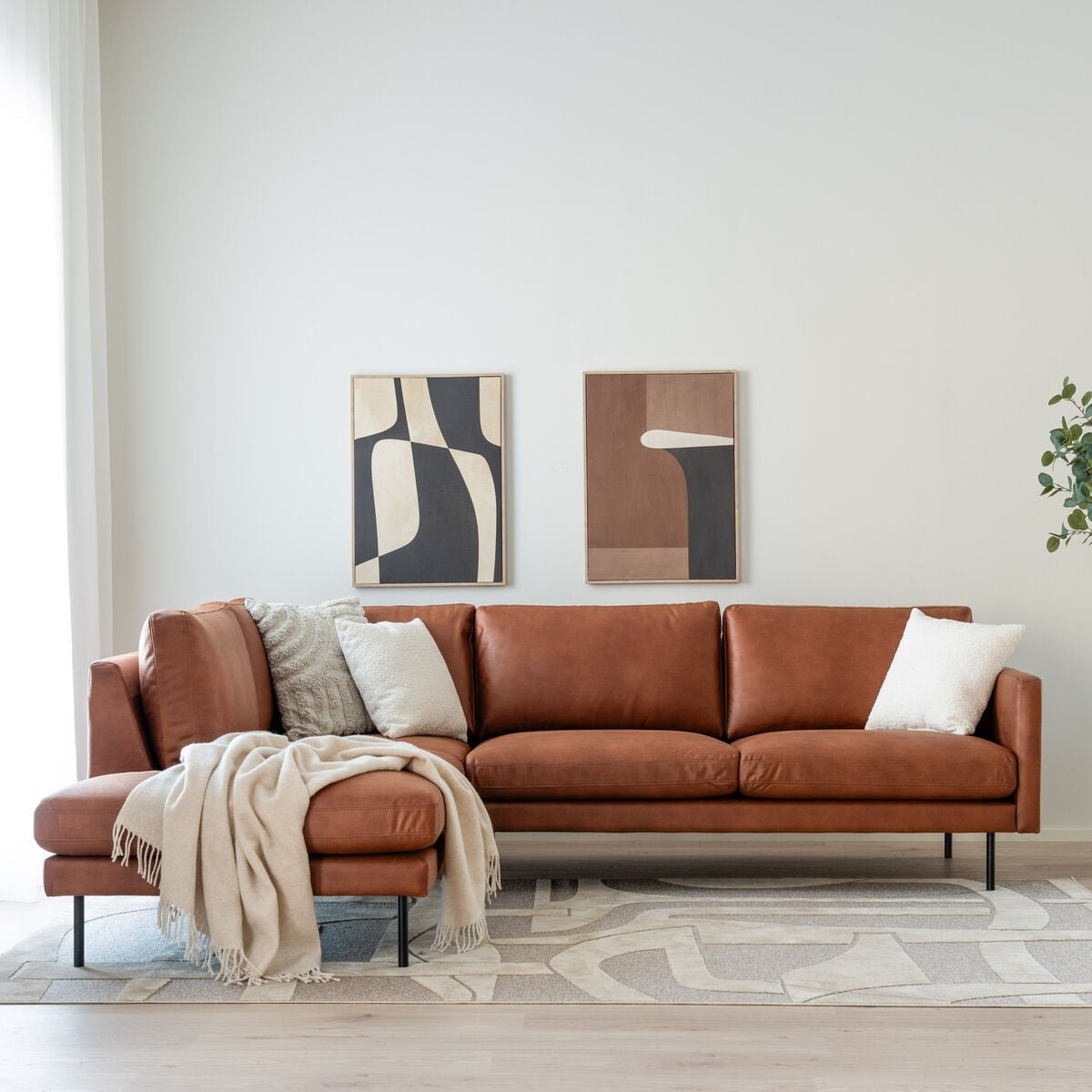 Scandic Copenhagen avokulmasohva vasen, konjakinruskea Kentucky 9, mustat jalat