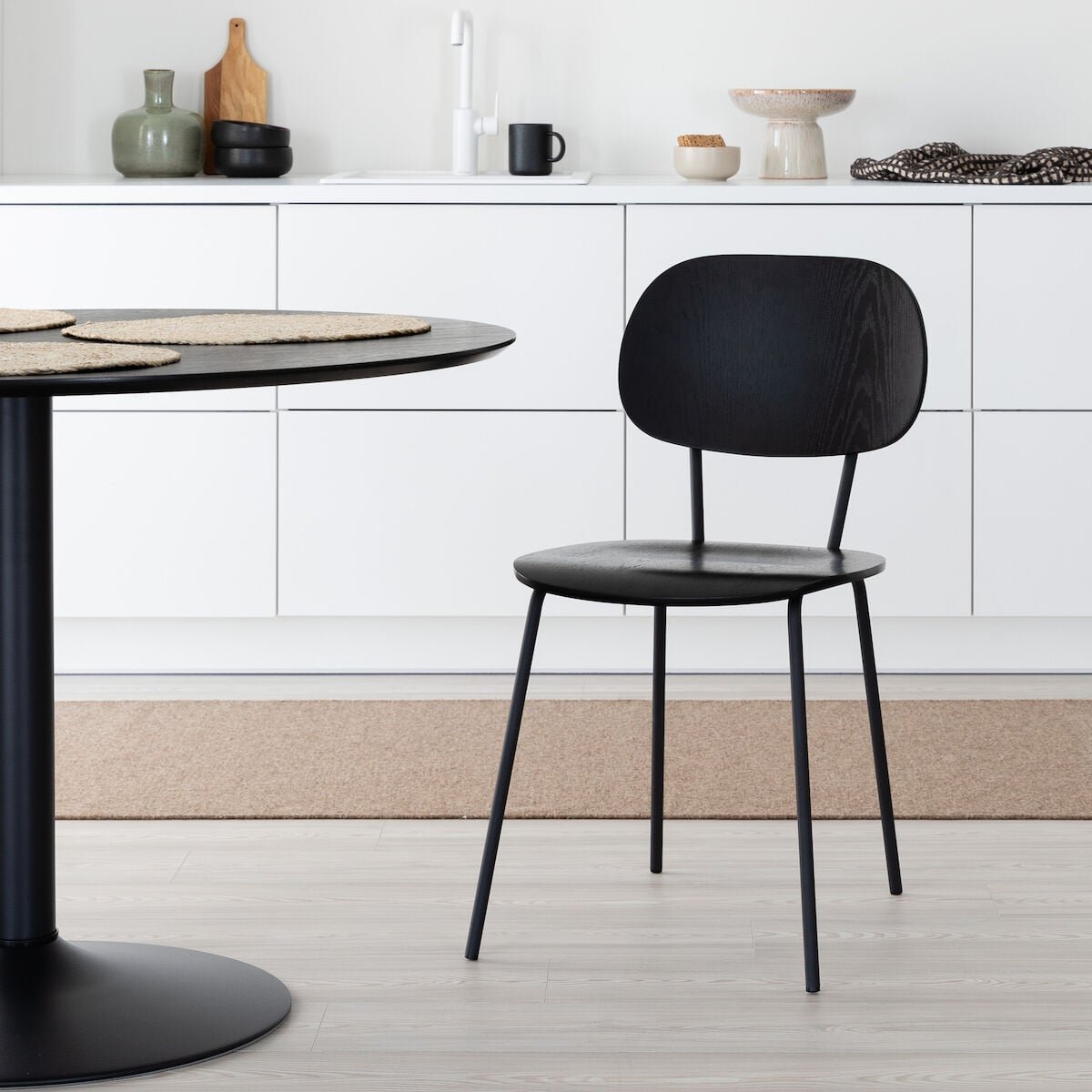 Amira tuoli musta
