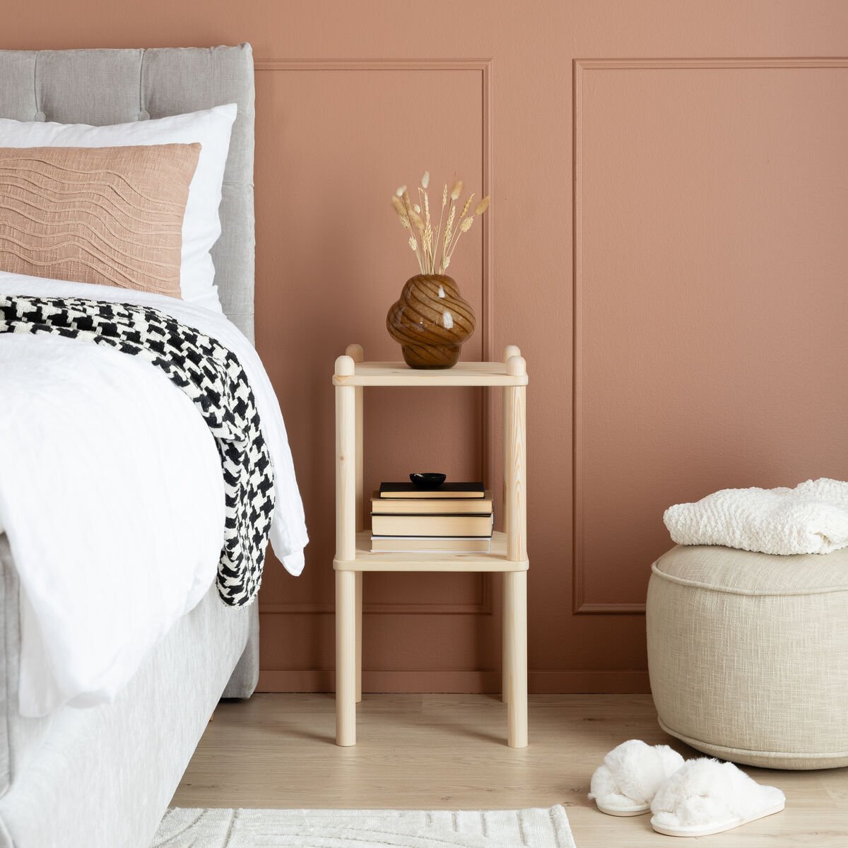 Askel korkea yöpöytä 35x35x64 cm puuvalmis