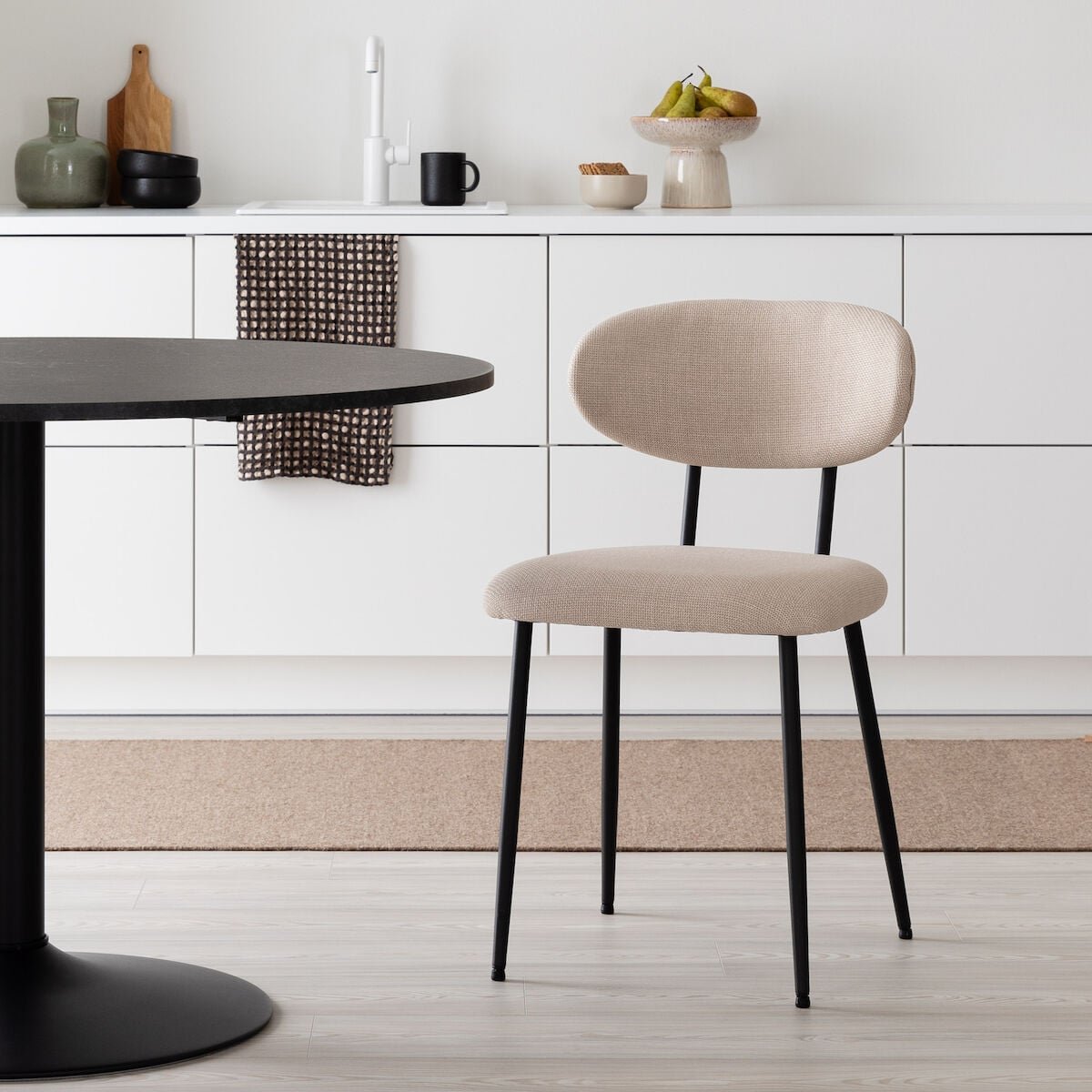 Daniel tuoli vaalea beige basel 24, mustat jalat