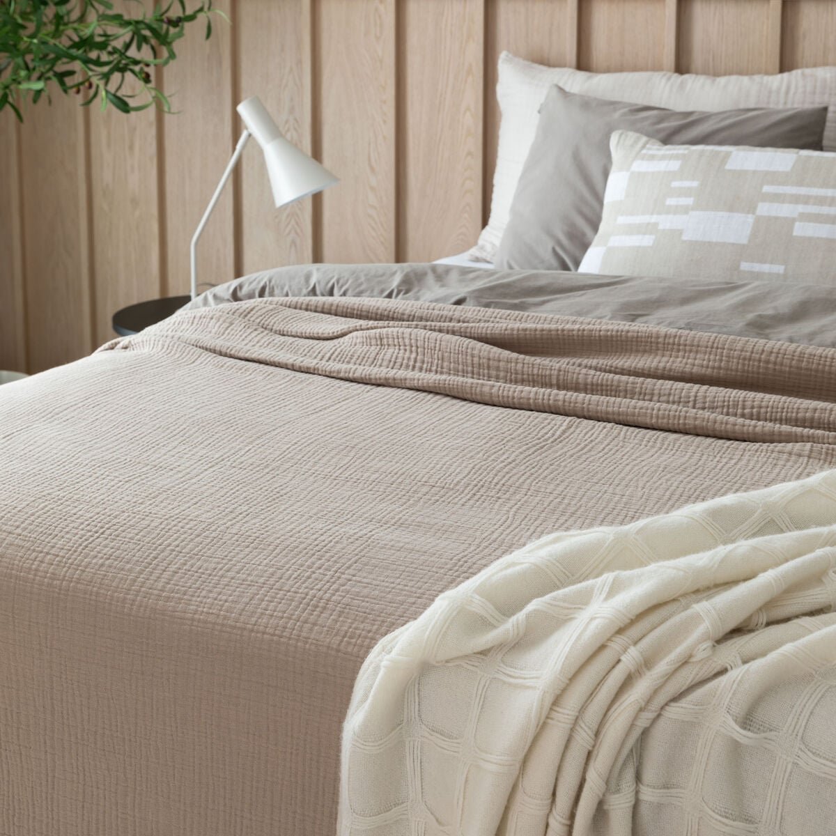 Halla päiväpeitto 260x260 cm maitokahvi