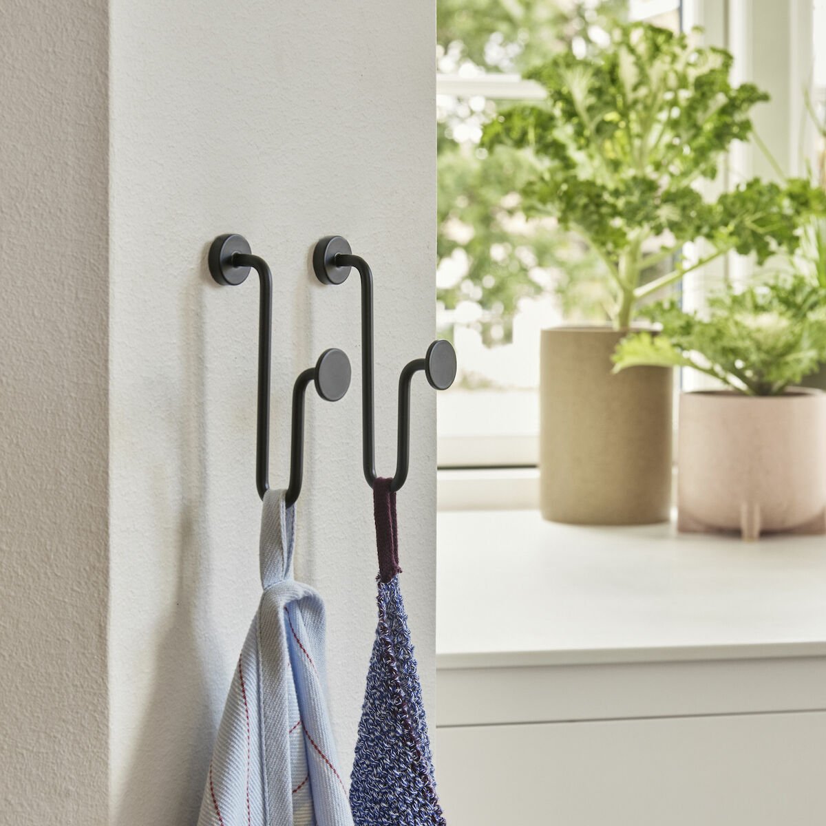 Hübsch Swing koukku 7x2,5x13 cm musta