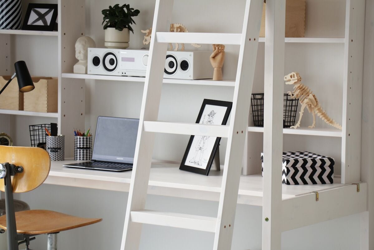 Nukkumatti parvisängyn hyllykkö kuultovalkoinen