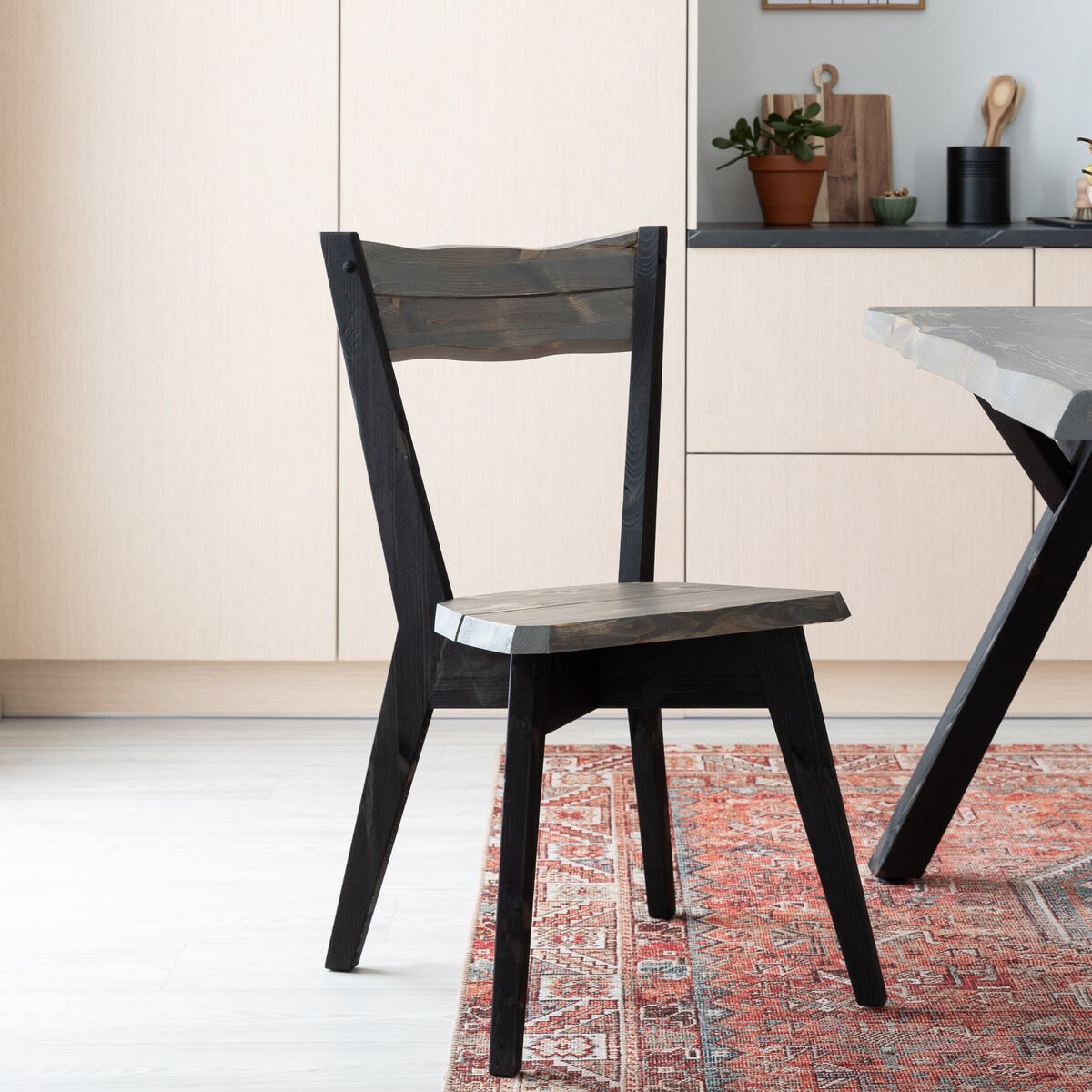 Lana tuoli musta/savunharmaa