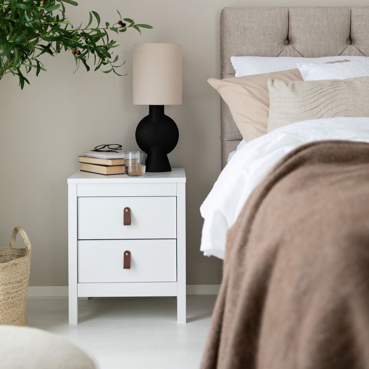 Madrid yöpöytä valkoinen