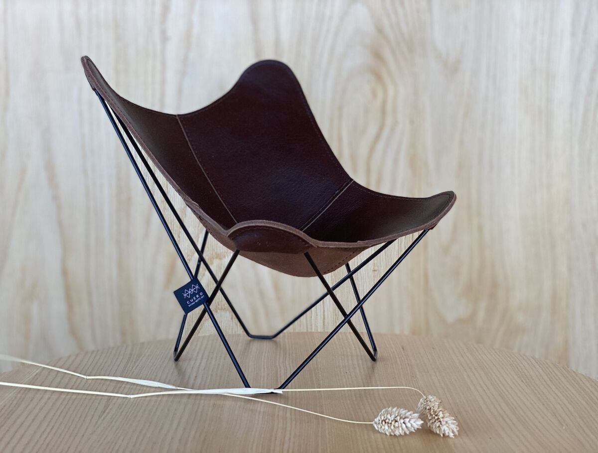 Cuero Design mini lepakkotuoli Pampa Mariposa Chocolate, musta jalka