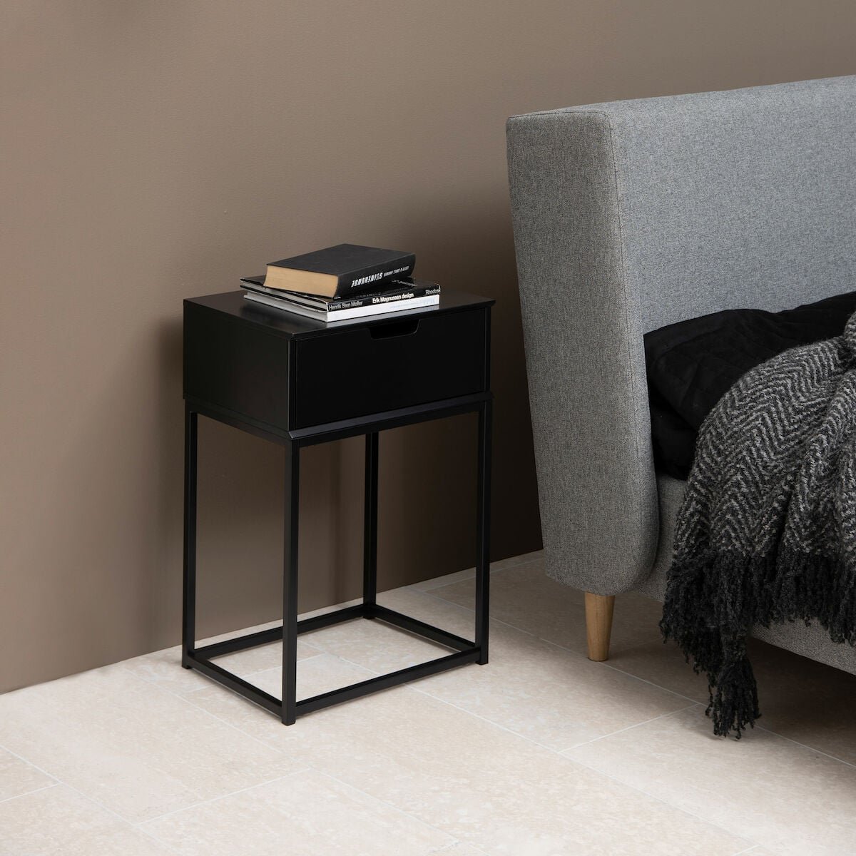 Mitra yöpöytä musta