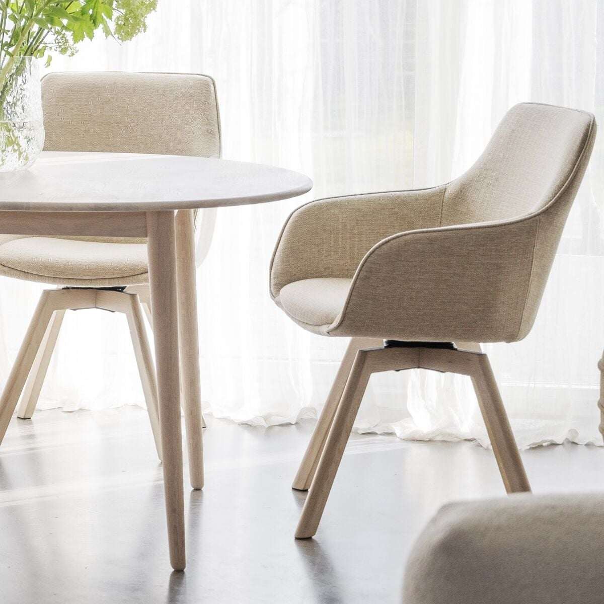 Rowico Home Alison tuoli käsinojilla vaalea beige kangas/valkolakatut tammijalat