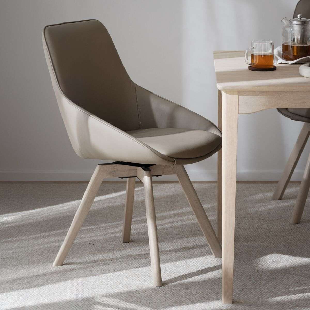 Rowico Home Alison tuoli beige nahka/valkolakatut tammijalat