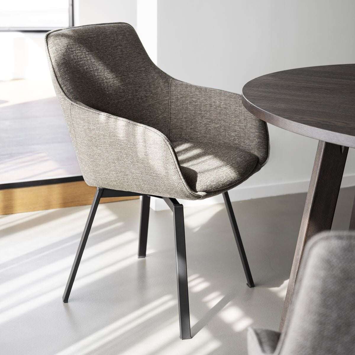 Rowico Home Alison tuoli käsinojilla tumma beige/musta