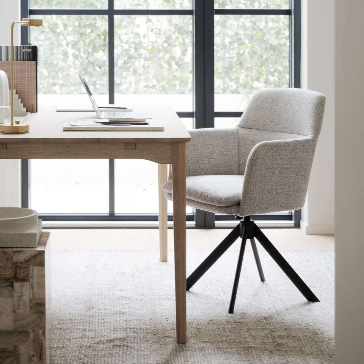Rowico Home Gladstone tuoli käsinojilla vaalea beige kangas/musta metallijalka