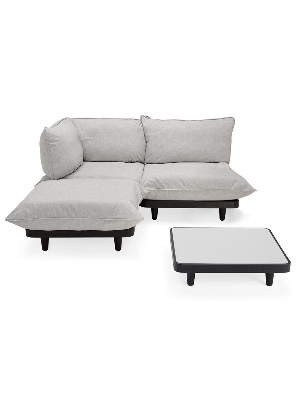 Paletti-ulkosohvasetti pöydällä mist