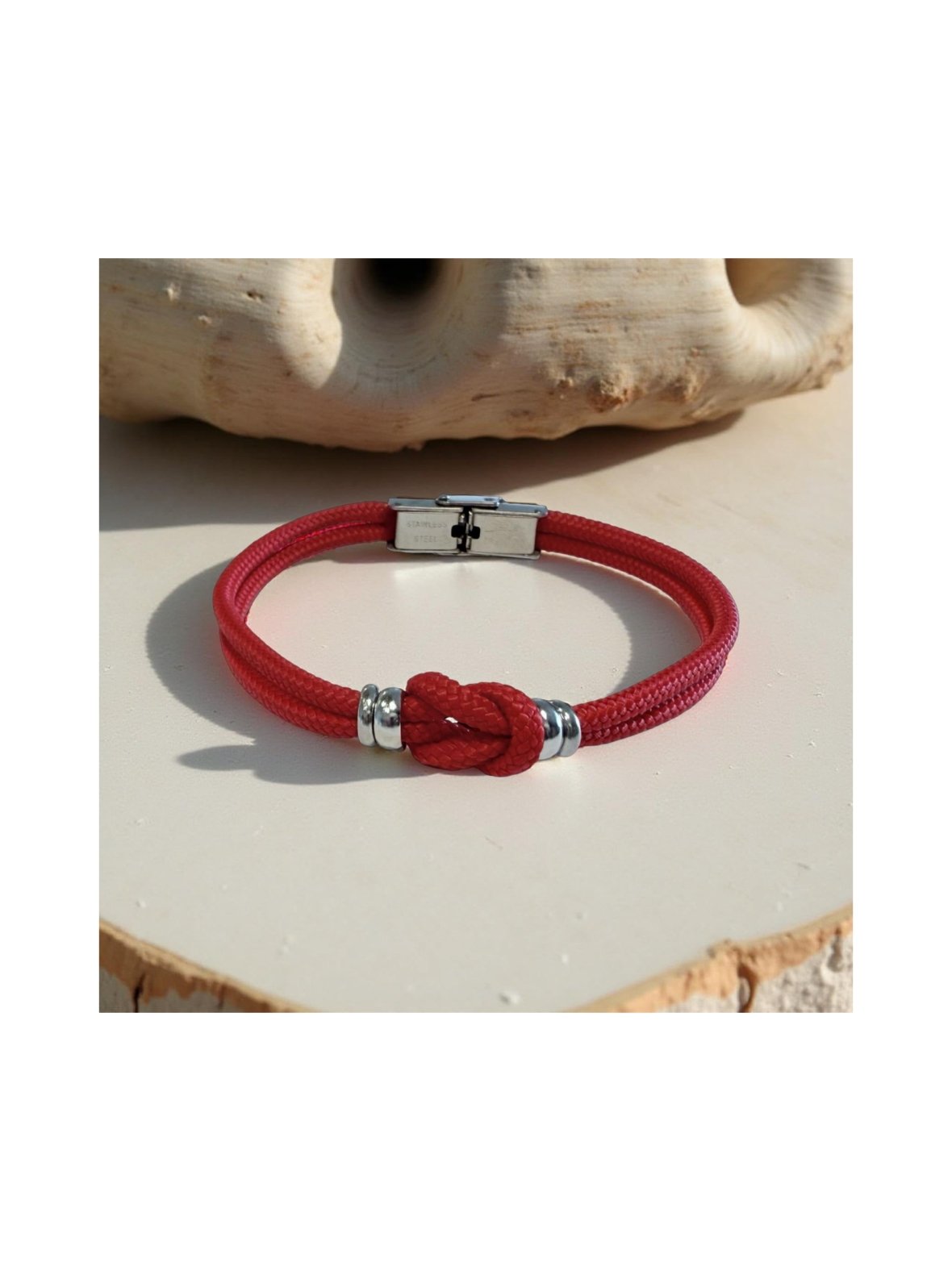 Punainen solmu rannekoru