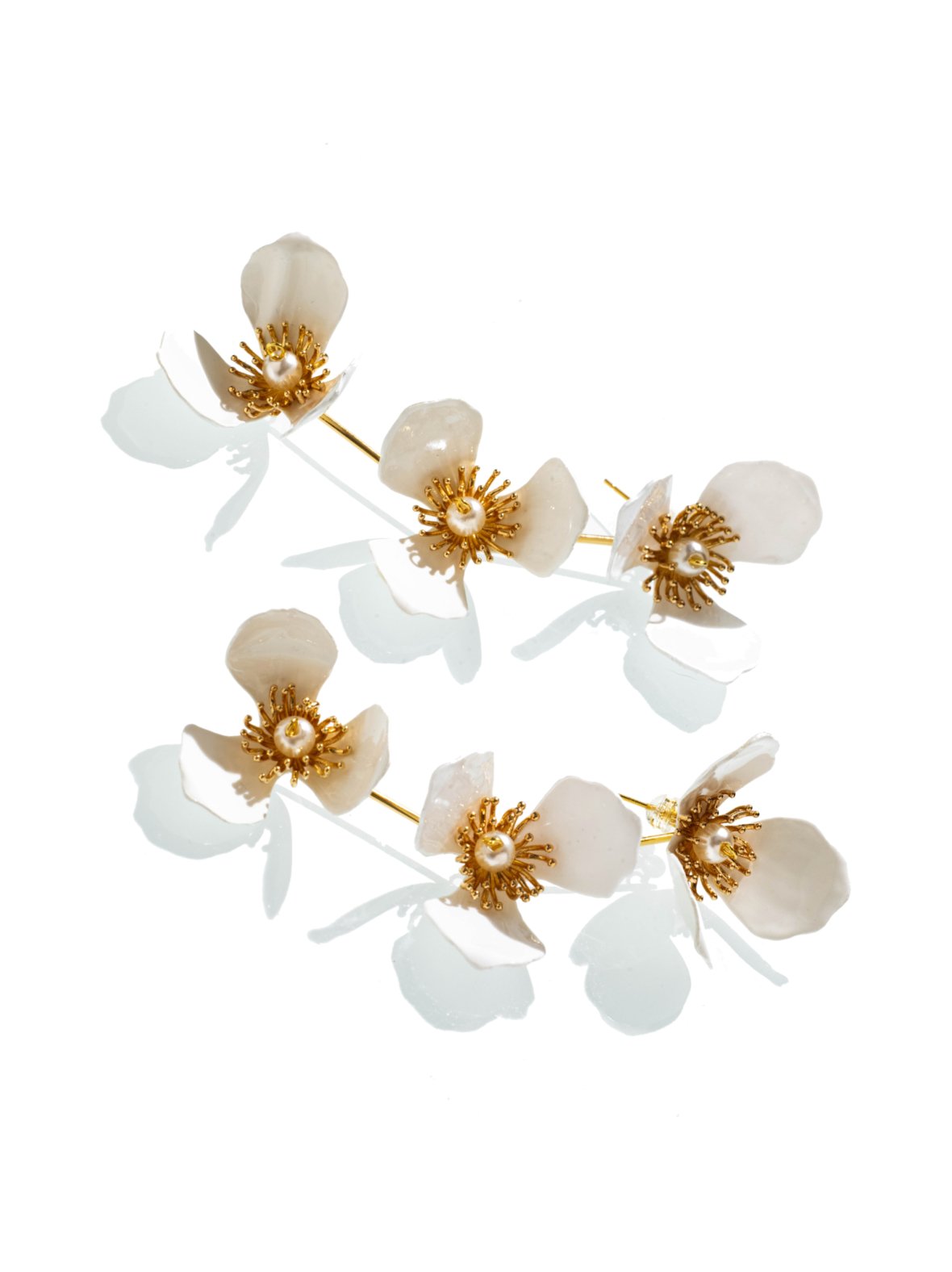 Kolminkertaiset omenakukka korvaneulat - valkoinen