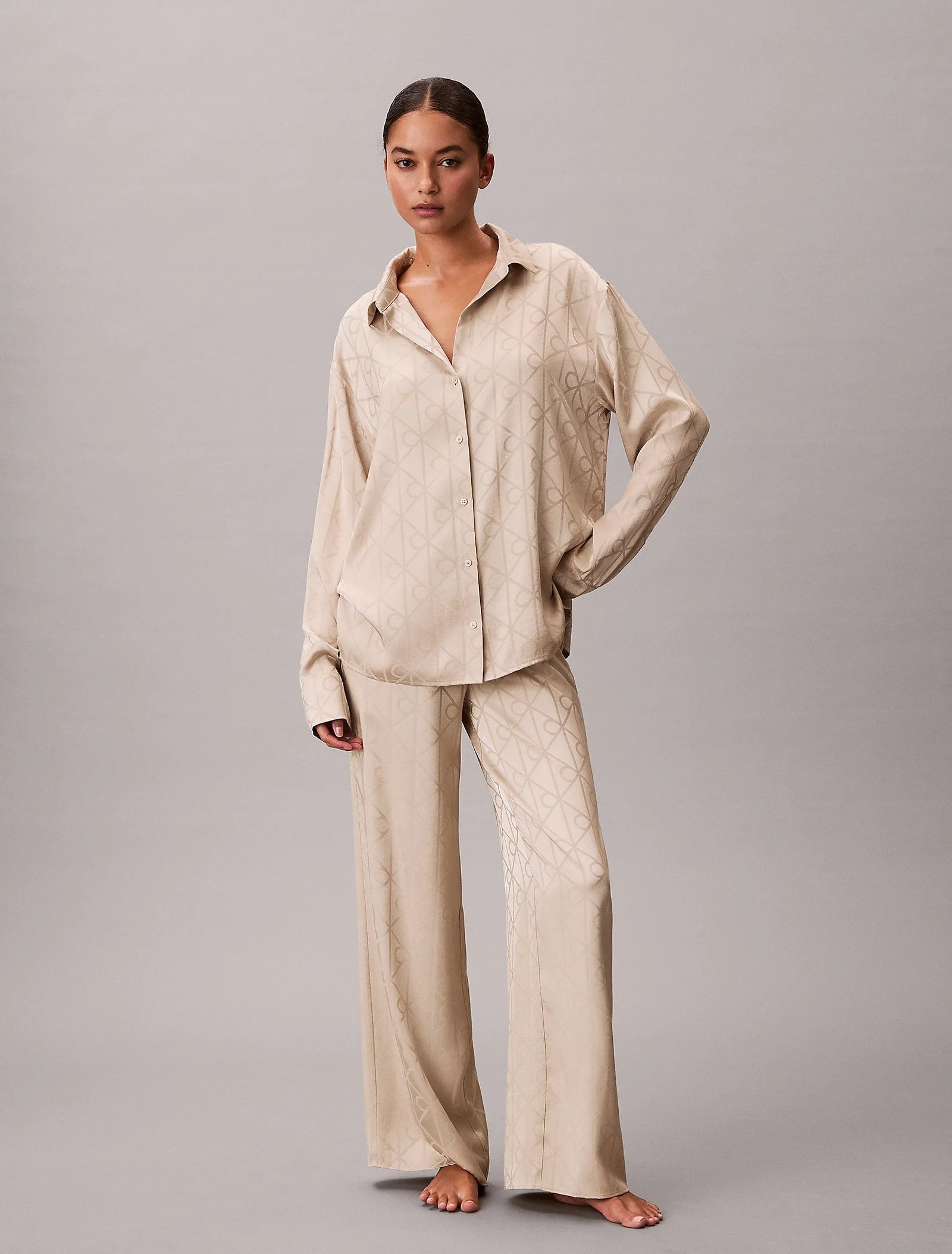 Calvin Klein naisten pyjamasetti K-SATIN AOP SET, vaalea beige