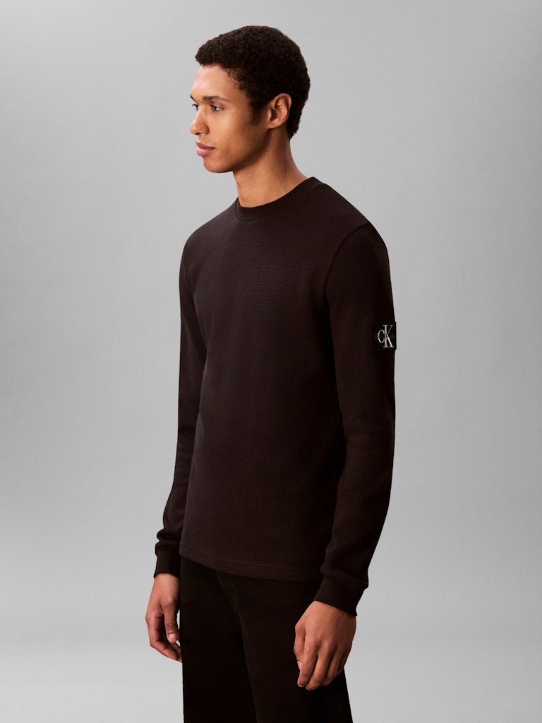 Calvin Klein Jeans miesten pitkähihainen vohvelikankainen paita hihamerkillä, Badge Waffle LS Tee, musta