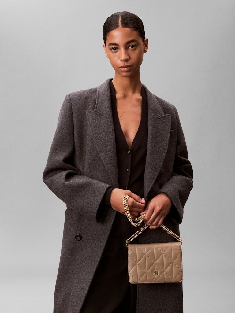 Calvin Klein Accessories naisten laukku QUILTED MINI CHAIN BAG, vaalea beige