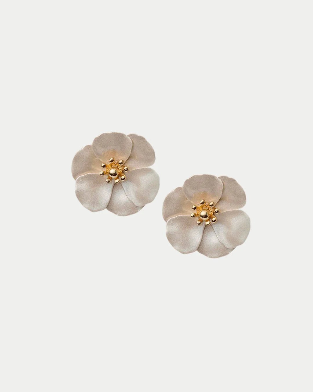 Bow 19 korvakorut Flower Small Earrings, vaalea beige