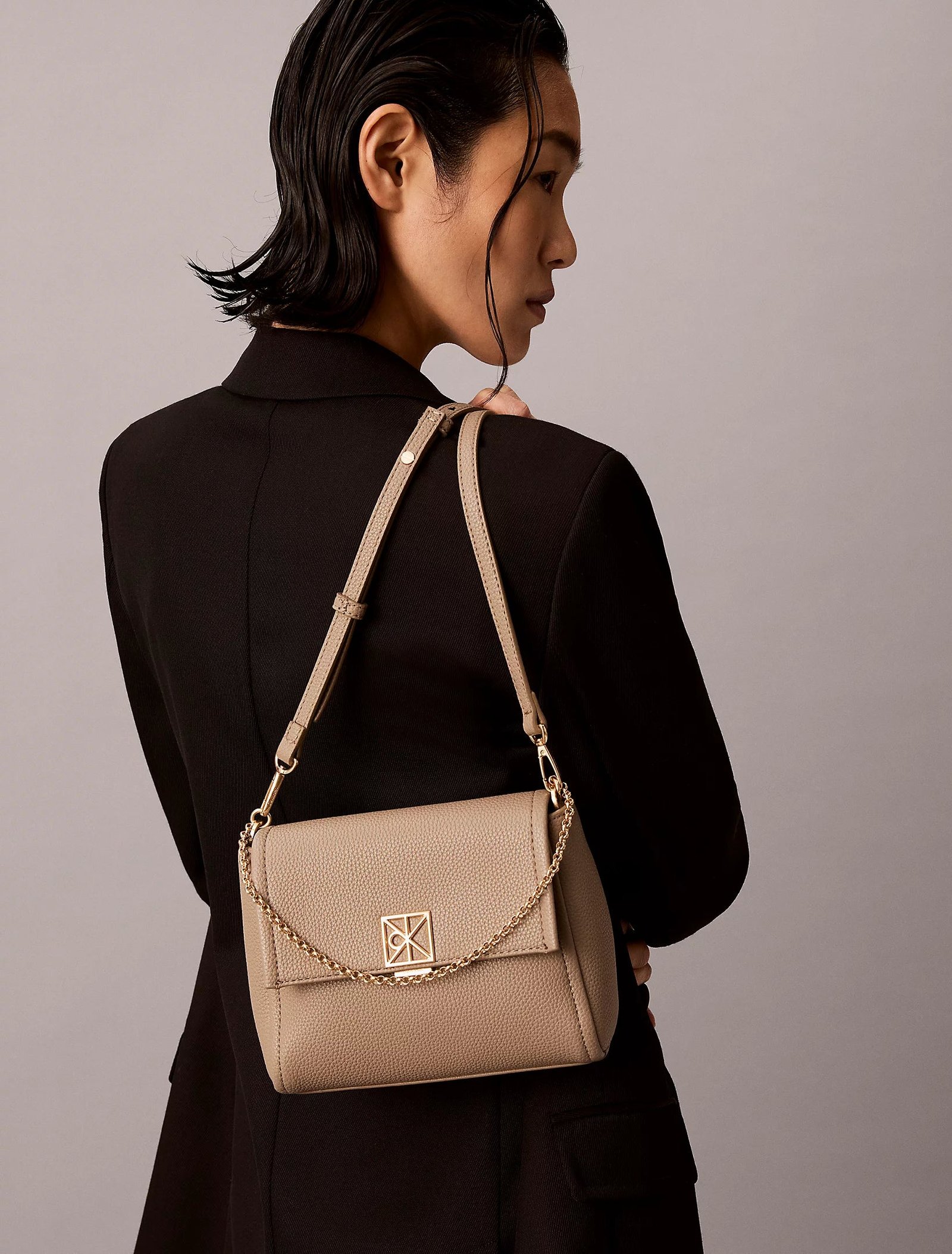 Calvin Klein Accessories naisten laukku K-Emblem HW Pebble Crossbody, vaalea beige