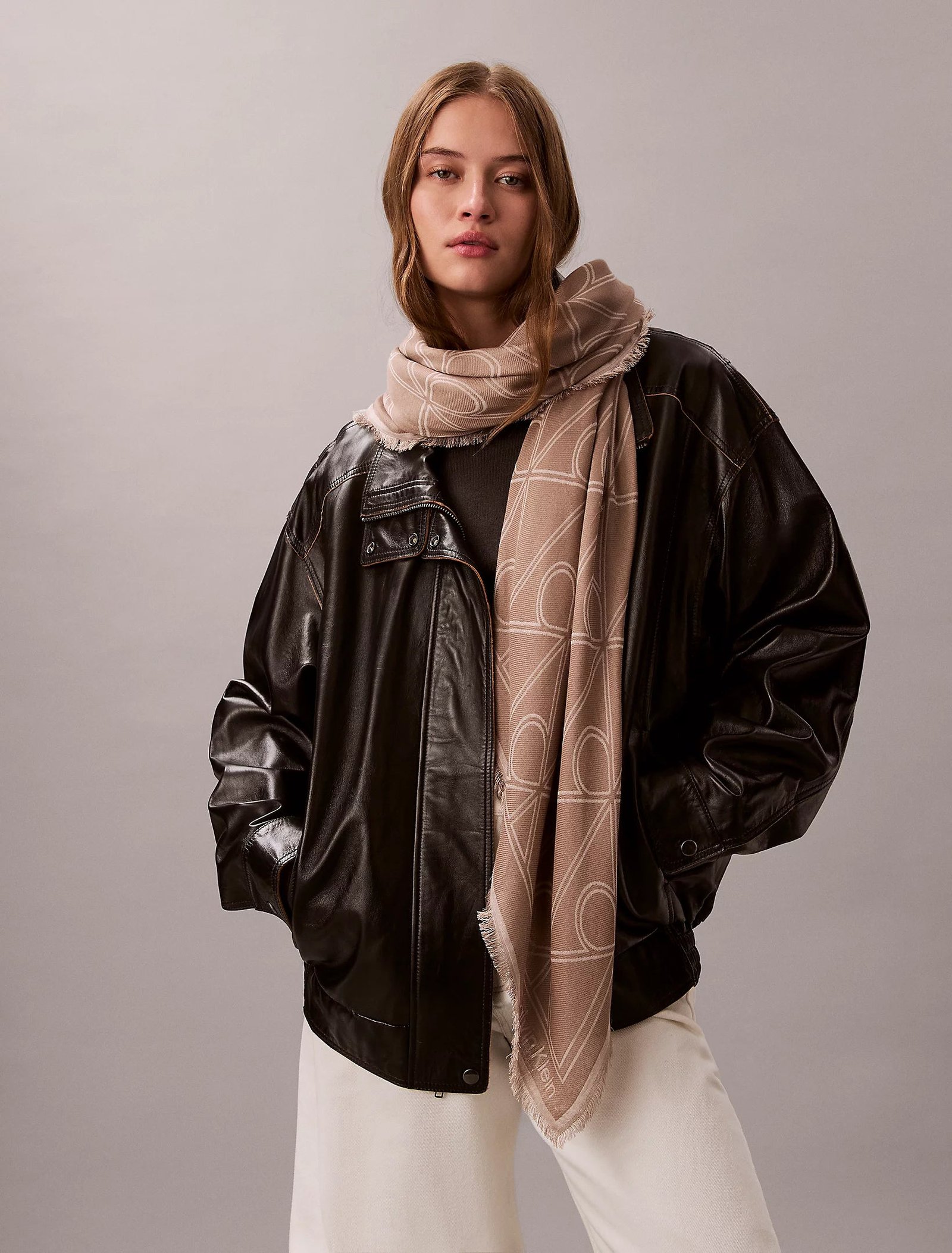 Calvin Klein Accessories unisex huivi Emblem AOP Contrast LW Square, vaalea beige