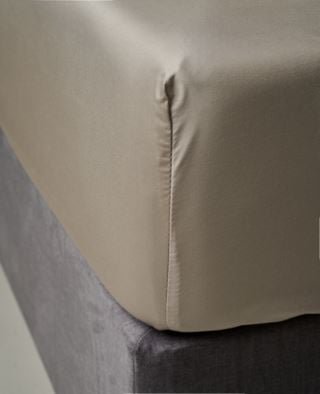 Eden muotoonommeltu aluslakana hiekka