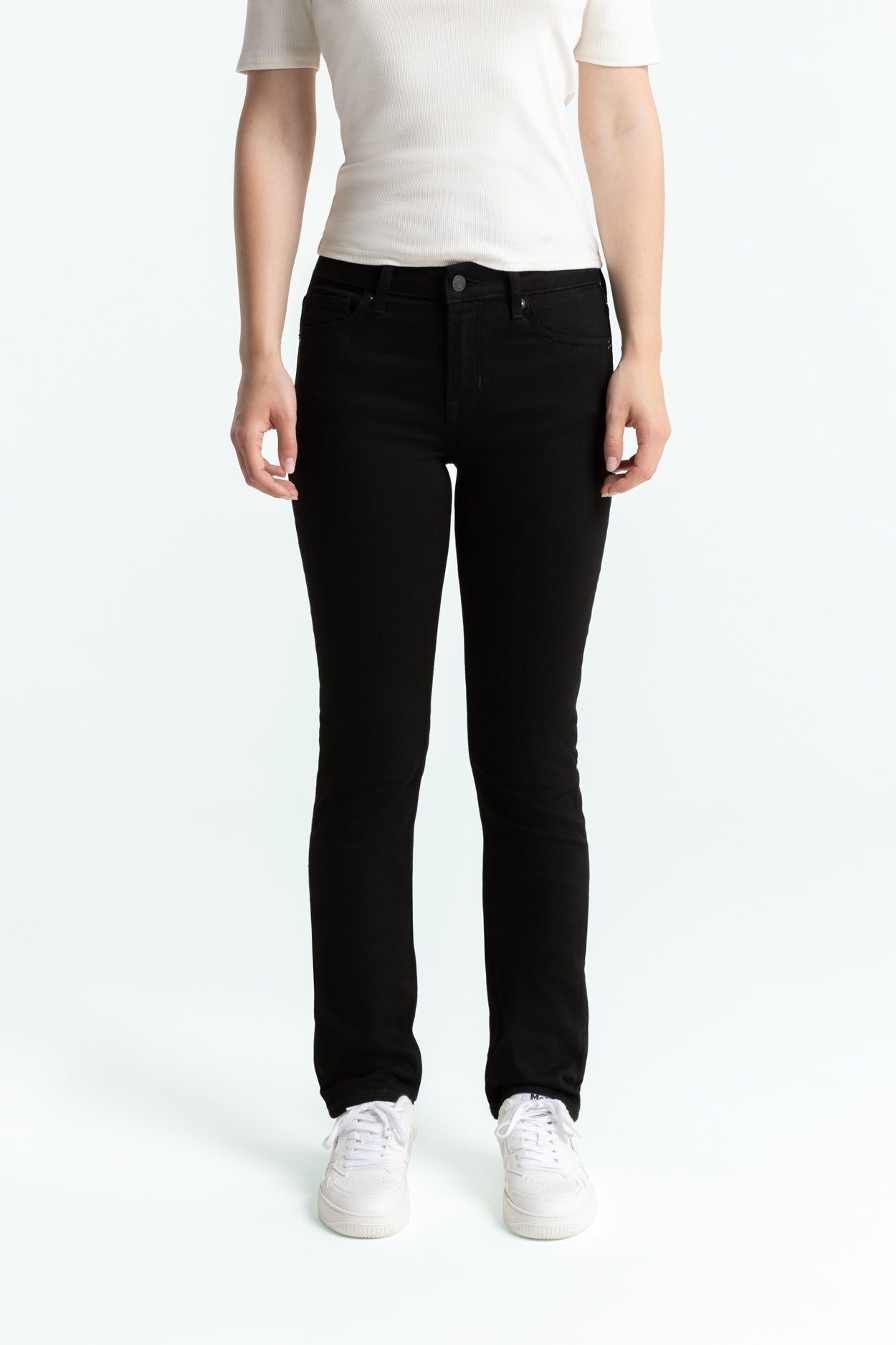 Emi Jeans Stay Black Rinse