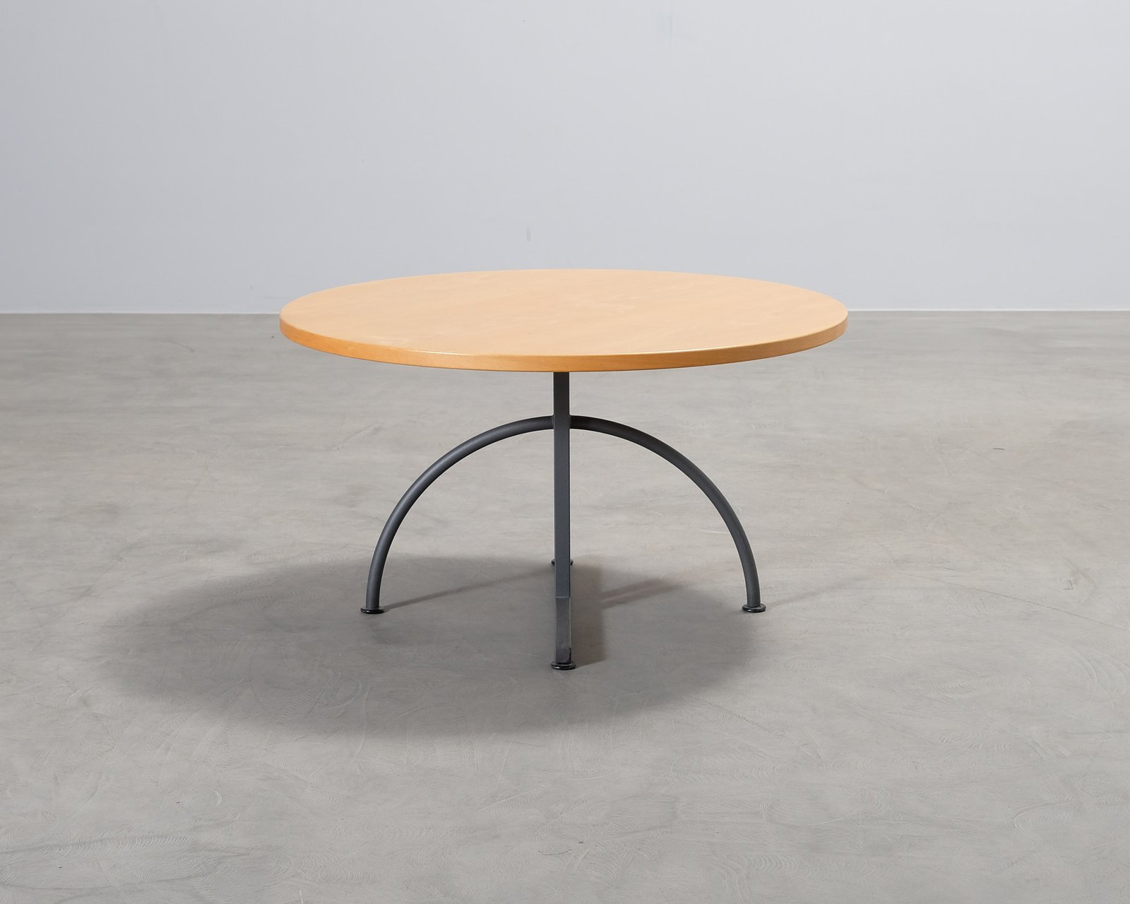 Pyöreä sohvapöytä metallijalalla