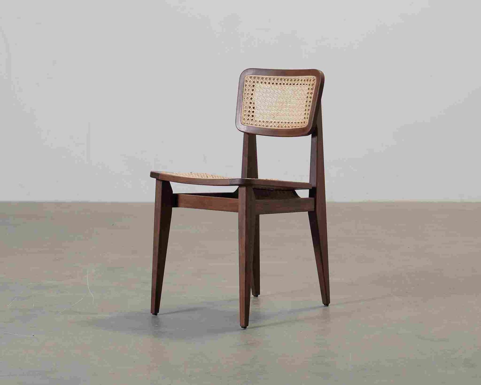 Gubi C-tuoli pähkinä / rottinki