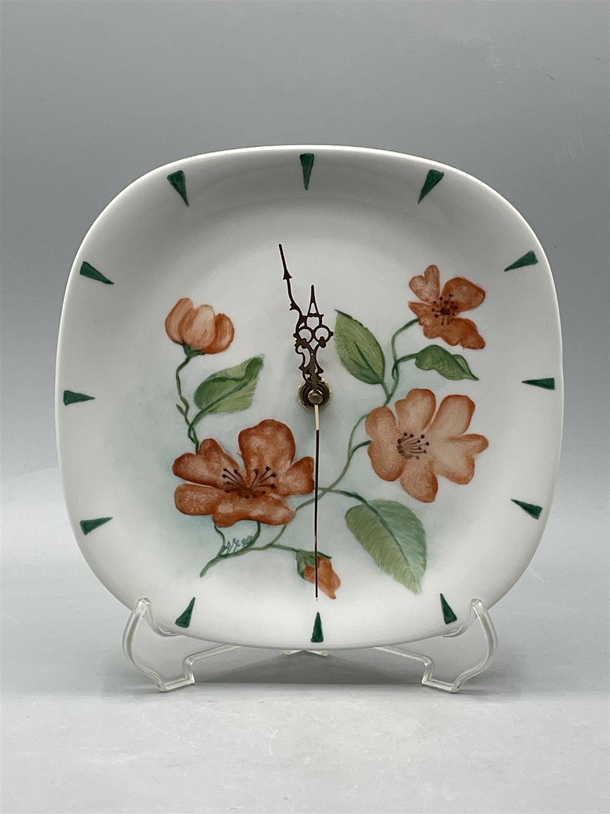 Seinäkello kukkakuvioilla