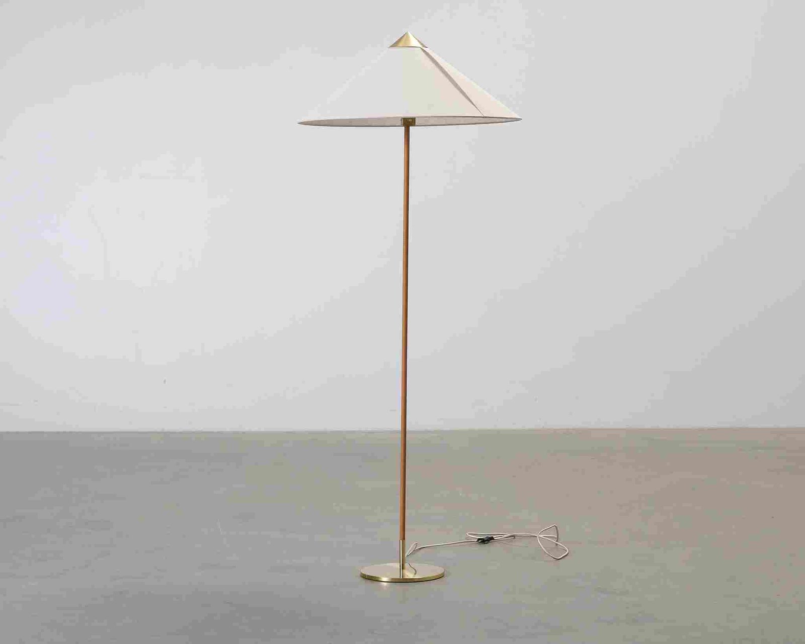 GUBI Tynell 9602 lattiavalaisin canvas / messinki