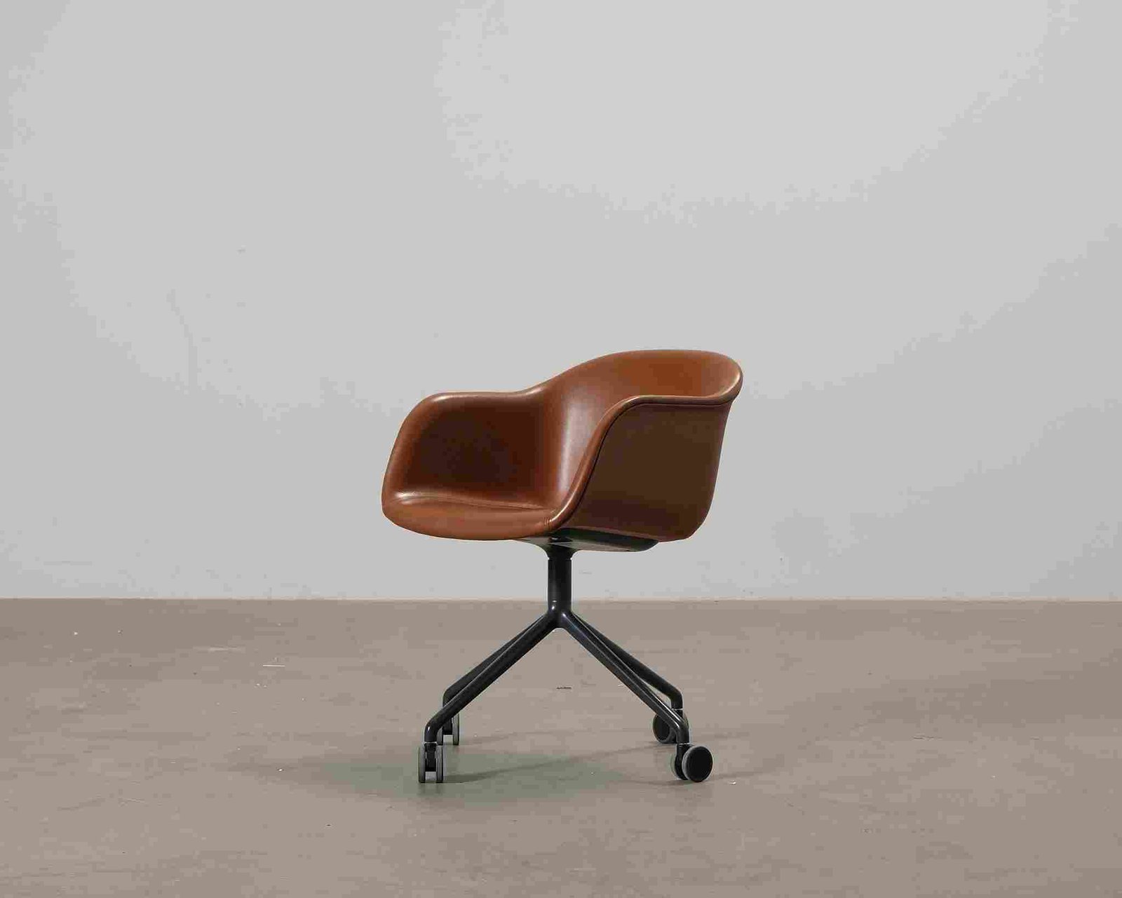 Muuto Fiber työtuoli ruskea nahka