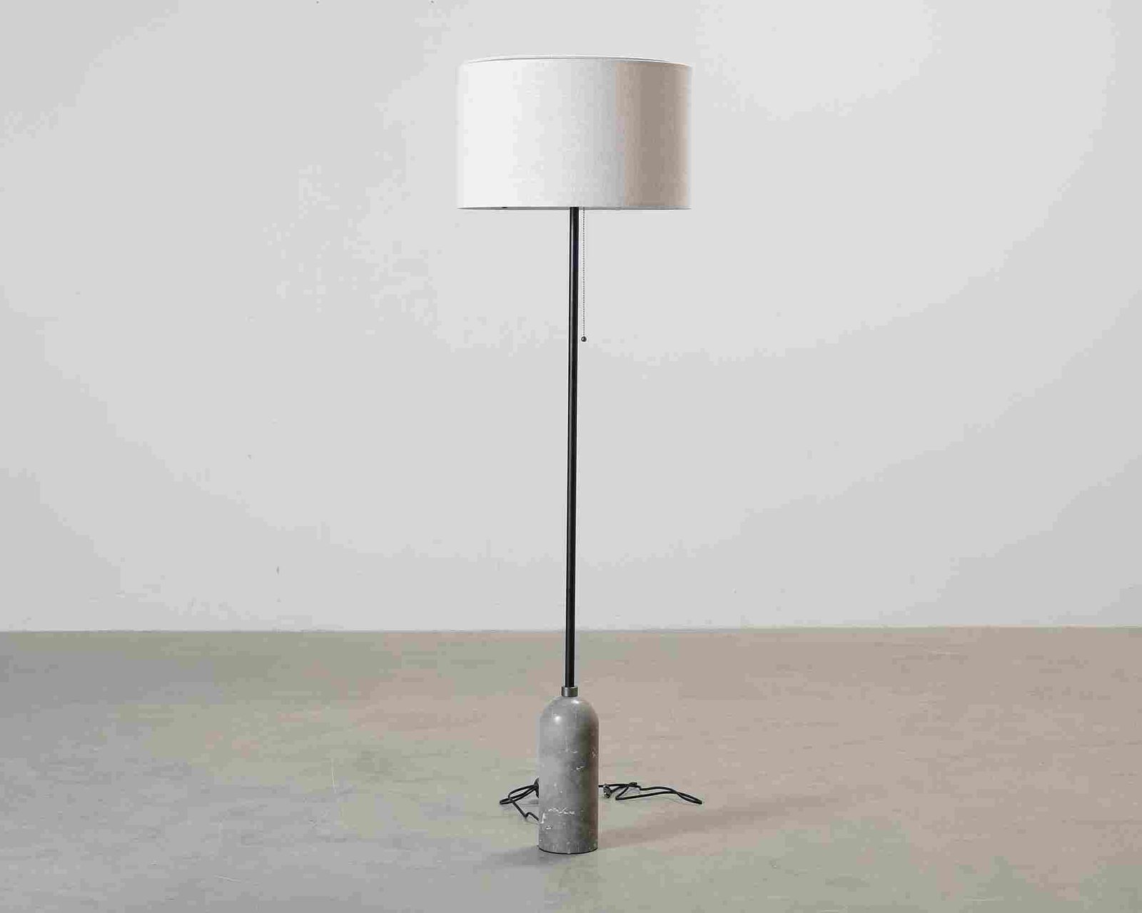 Gubi Gravity lattiavalaisin harmaa marmori / canvas