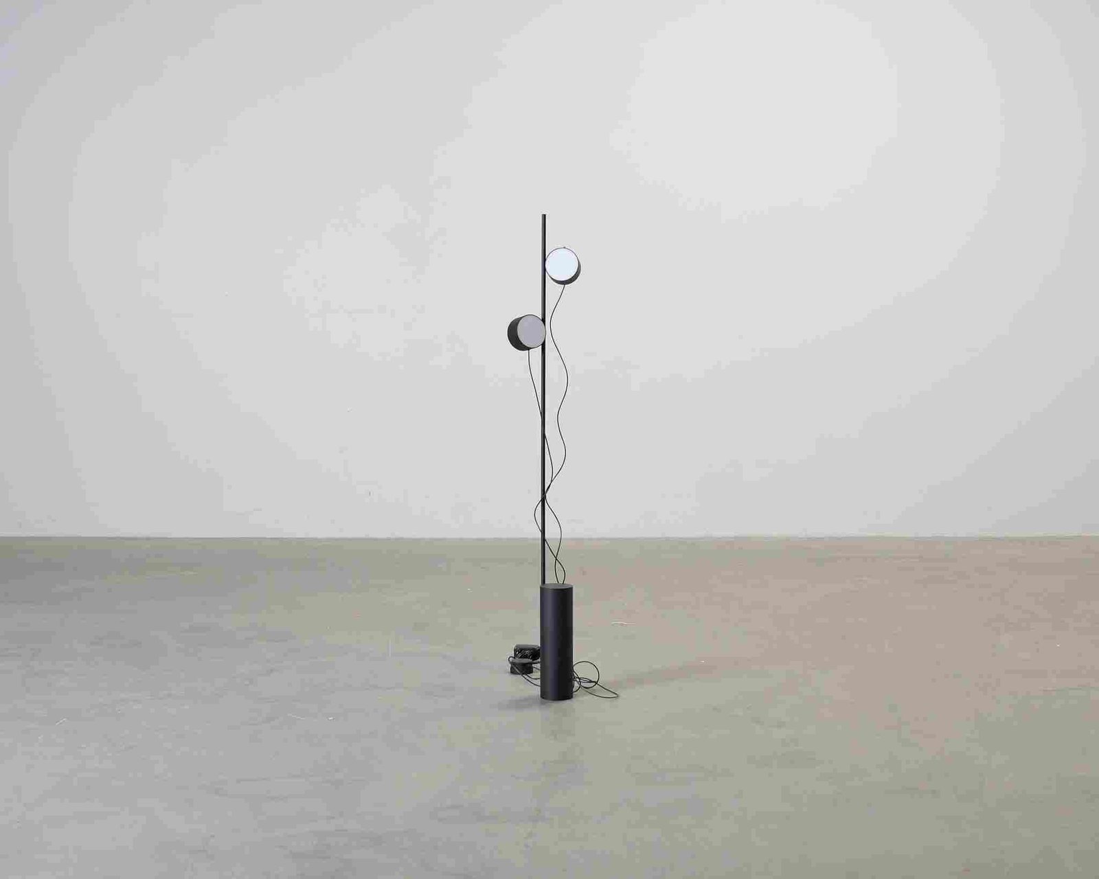 Muuto Post lattiavalaisin musta