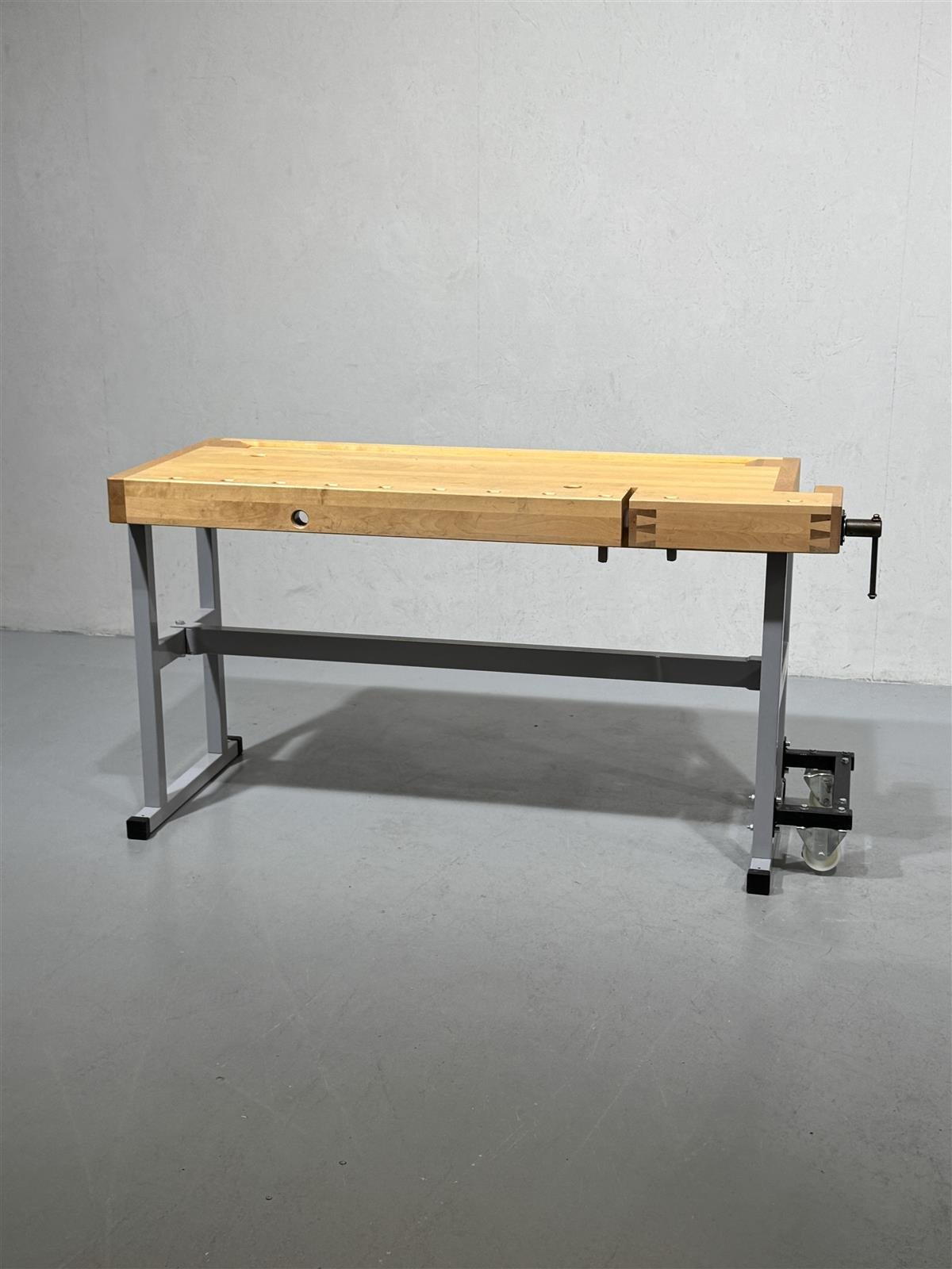 Höyläpenkki 164x60 metallijalustalla
