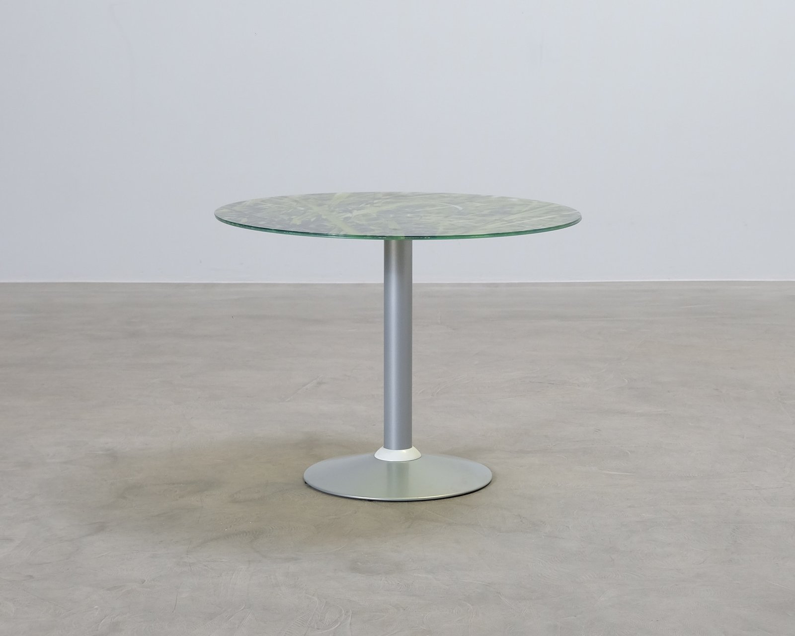 Pyöreä sohvapöytä vihreällä lasilevyllä