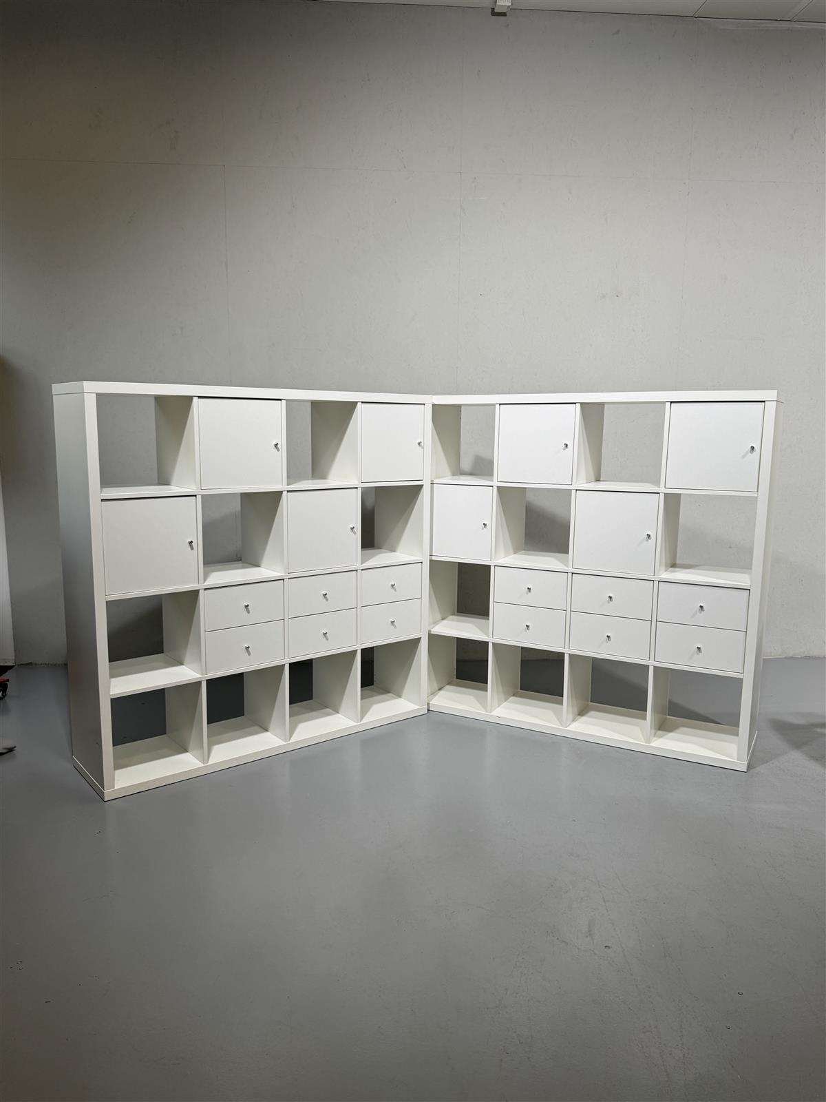 Ikea Kallax 4x4 hyllykkö lipastoilla ja kaapeilla (2 kpl)