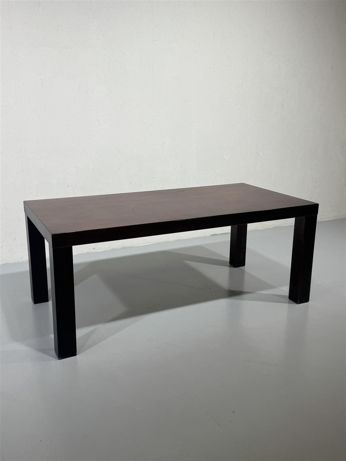 Moderni ruokapöytä, ruskea