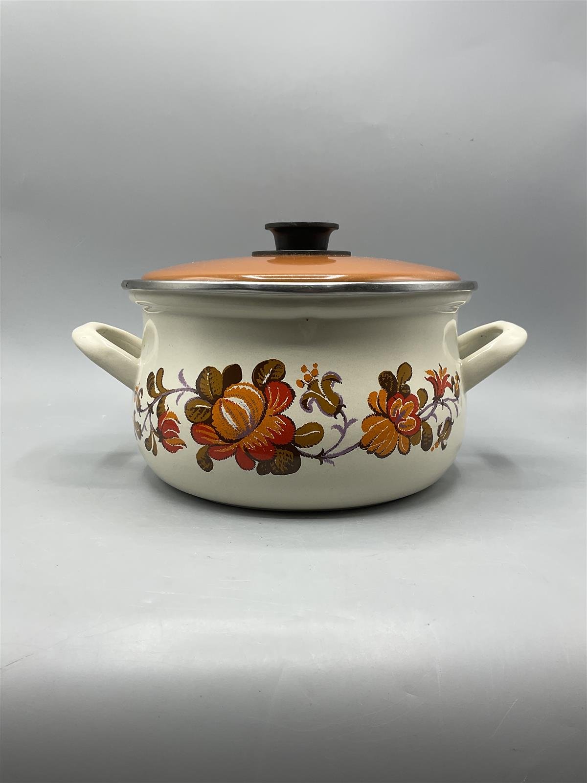 Emaloitu kattila kukkakuvioilla