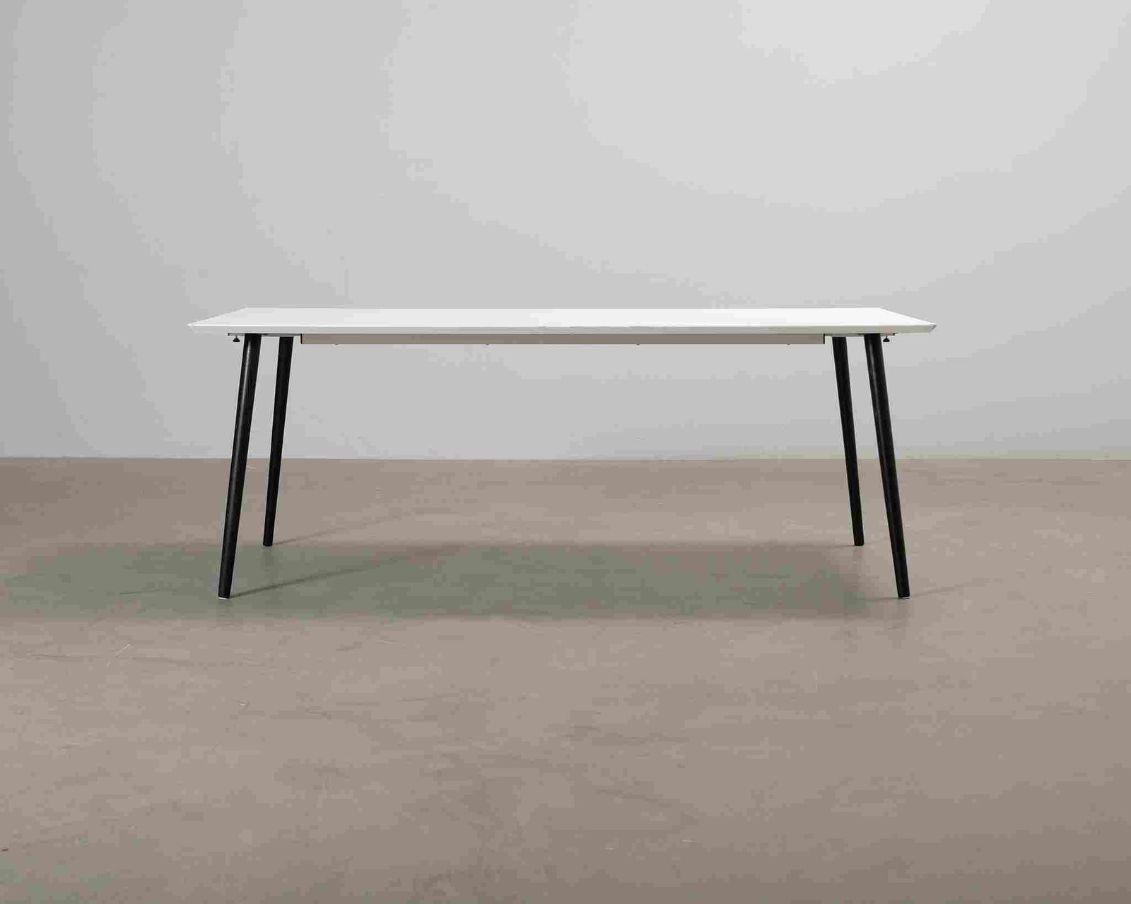 Sofacompany Allie ruokapöytä valkoinen / musta