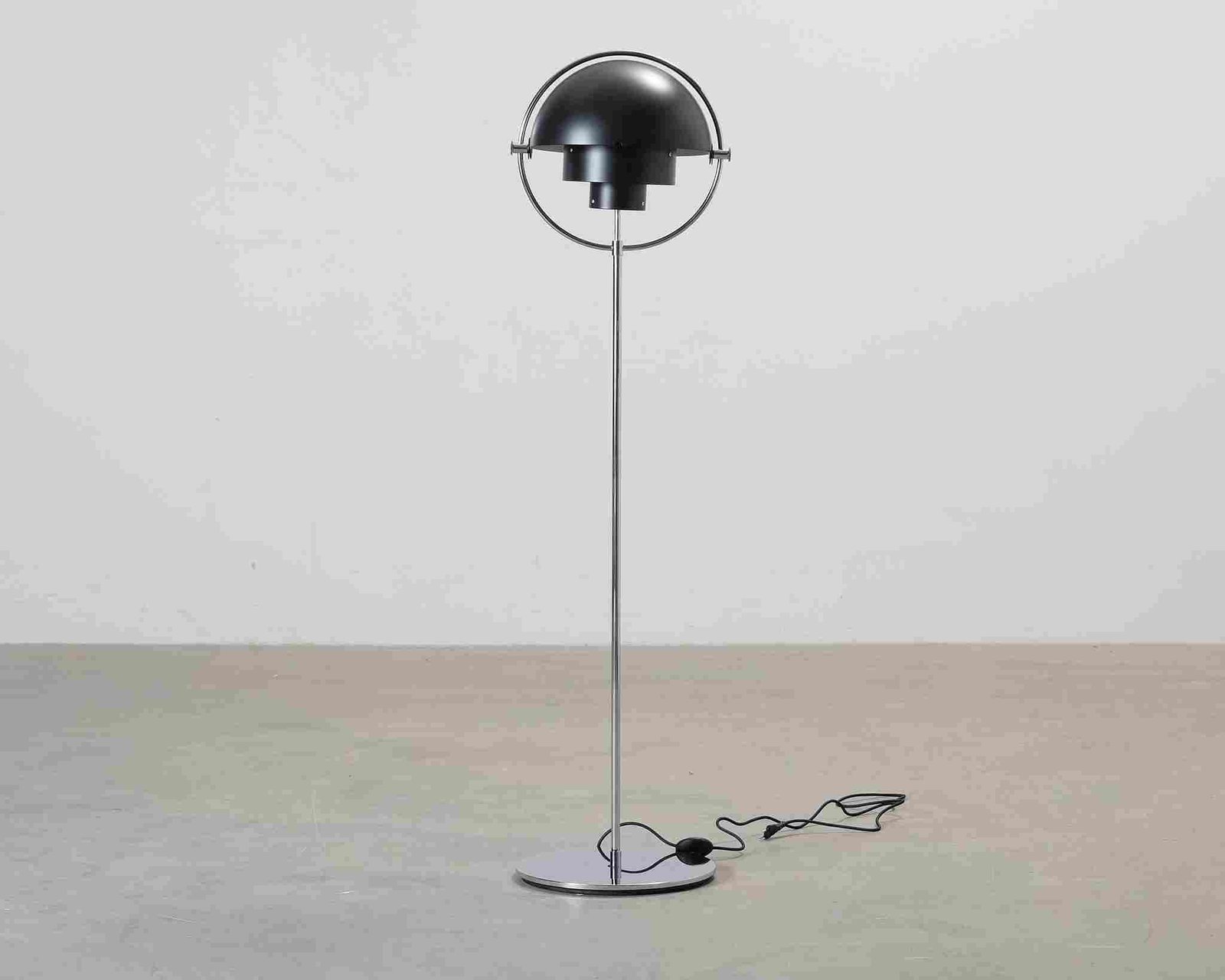 Gubi Multi-Lite lattiavalaisin musta / kromi