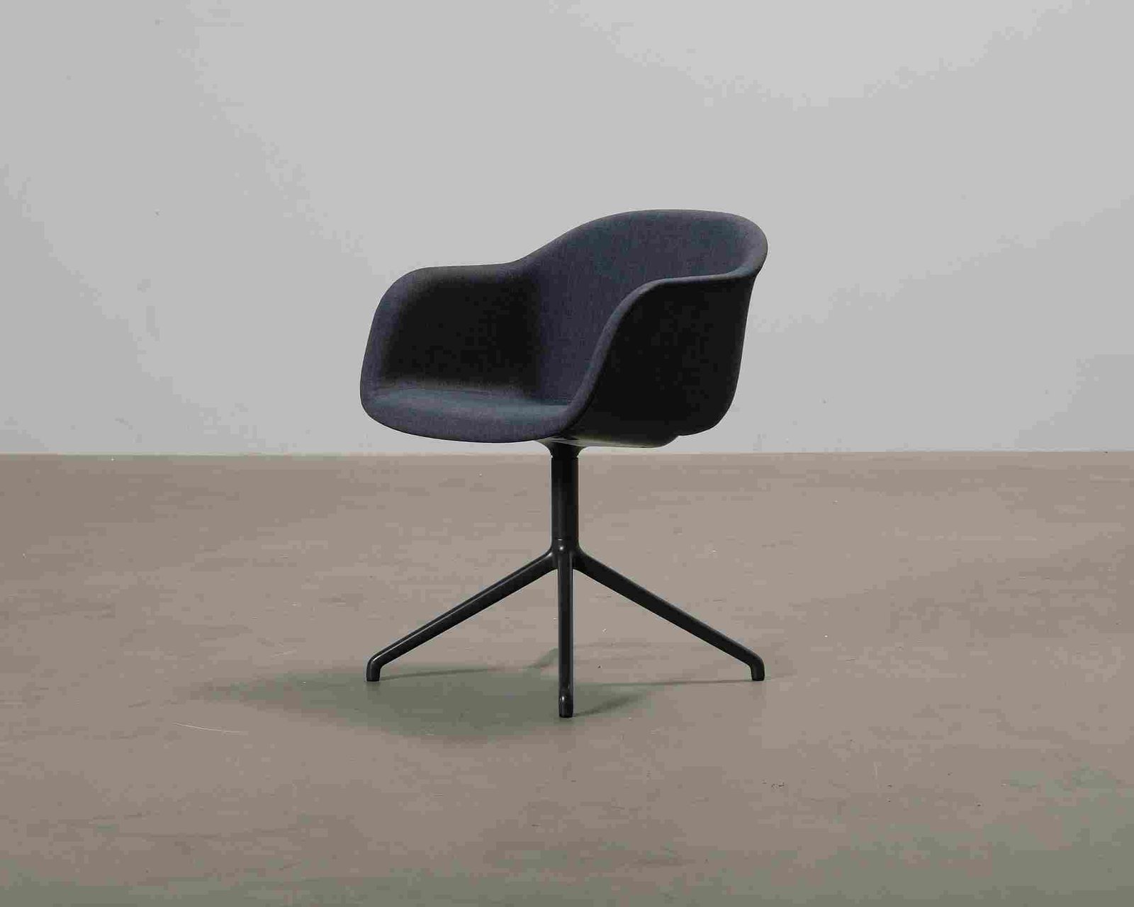 Muuto Fiber Conference Swivel nojatuoli harmaansininen