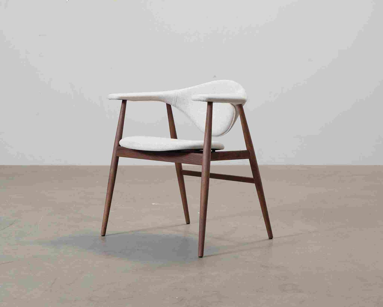 Gubi Masculo ruokapöydän tuoli pähkinä