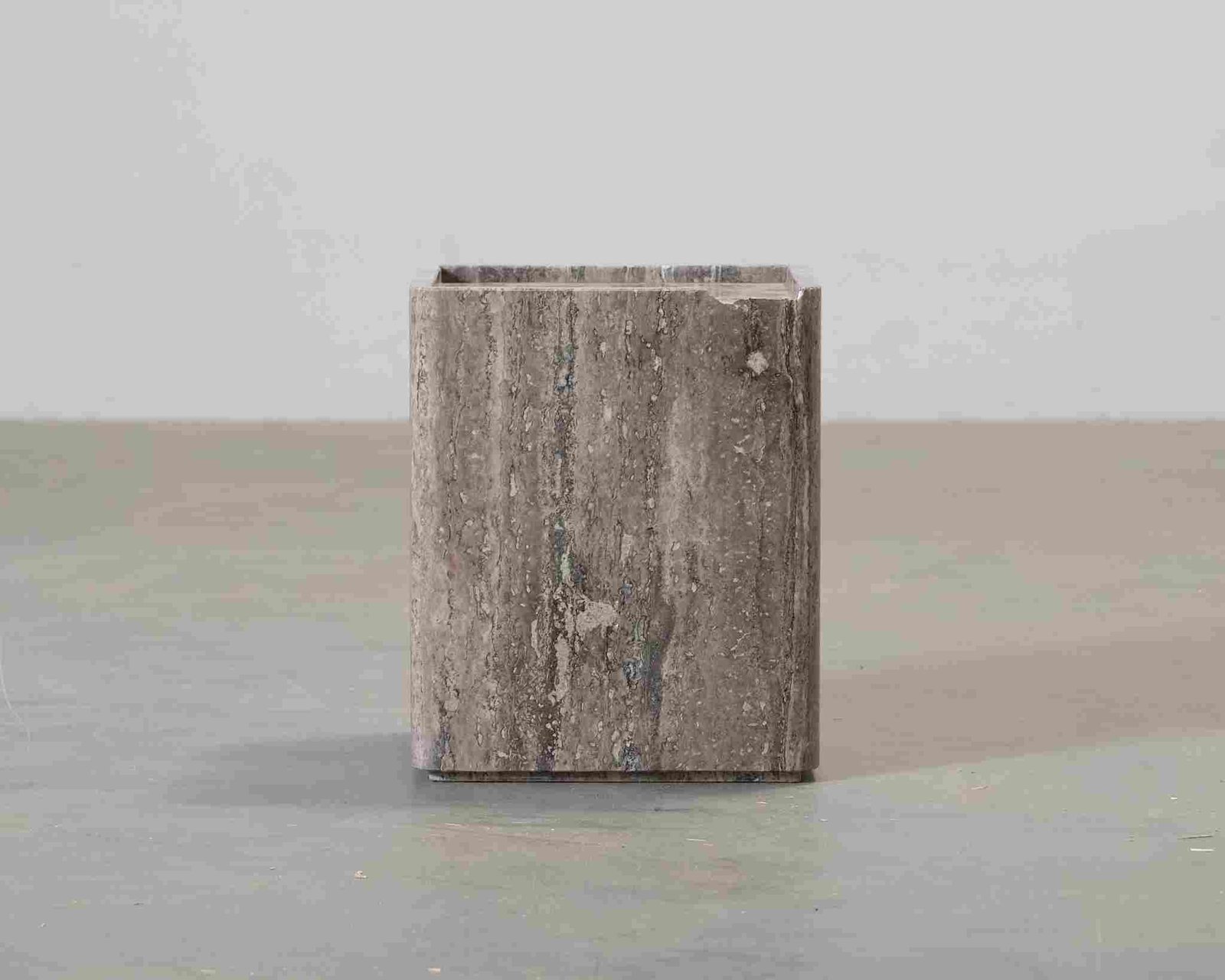 Gubi Pietra sivupöytä travertiini