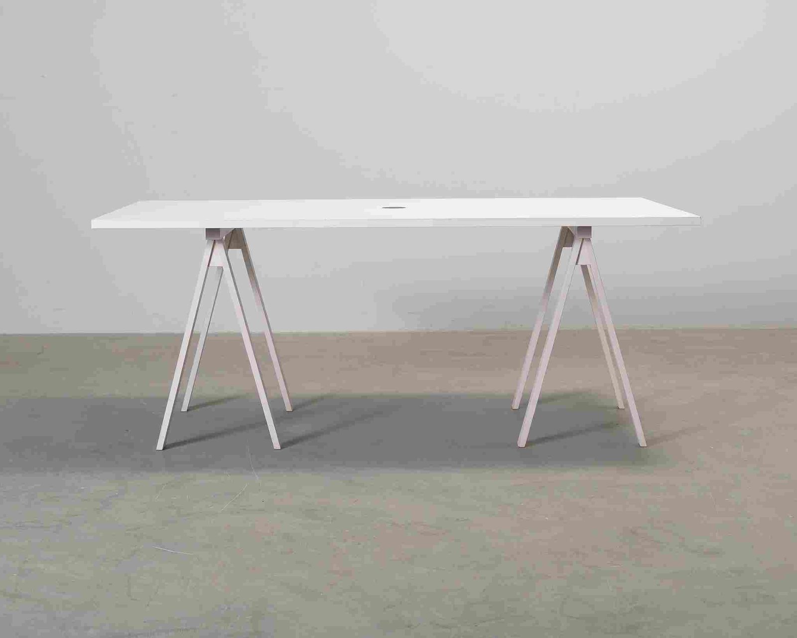 Työpöytä pukkijaloilla valkoinen