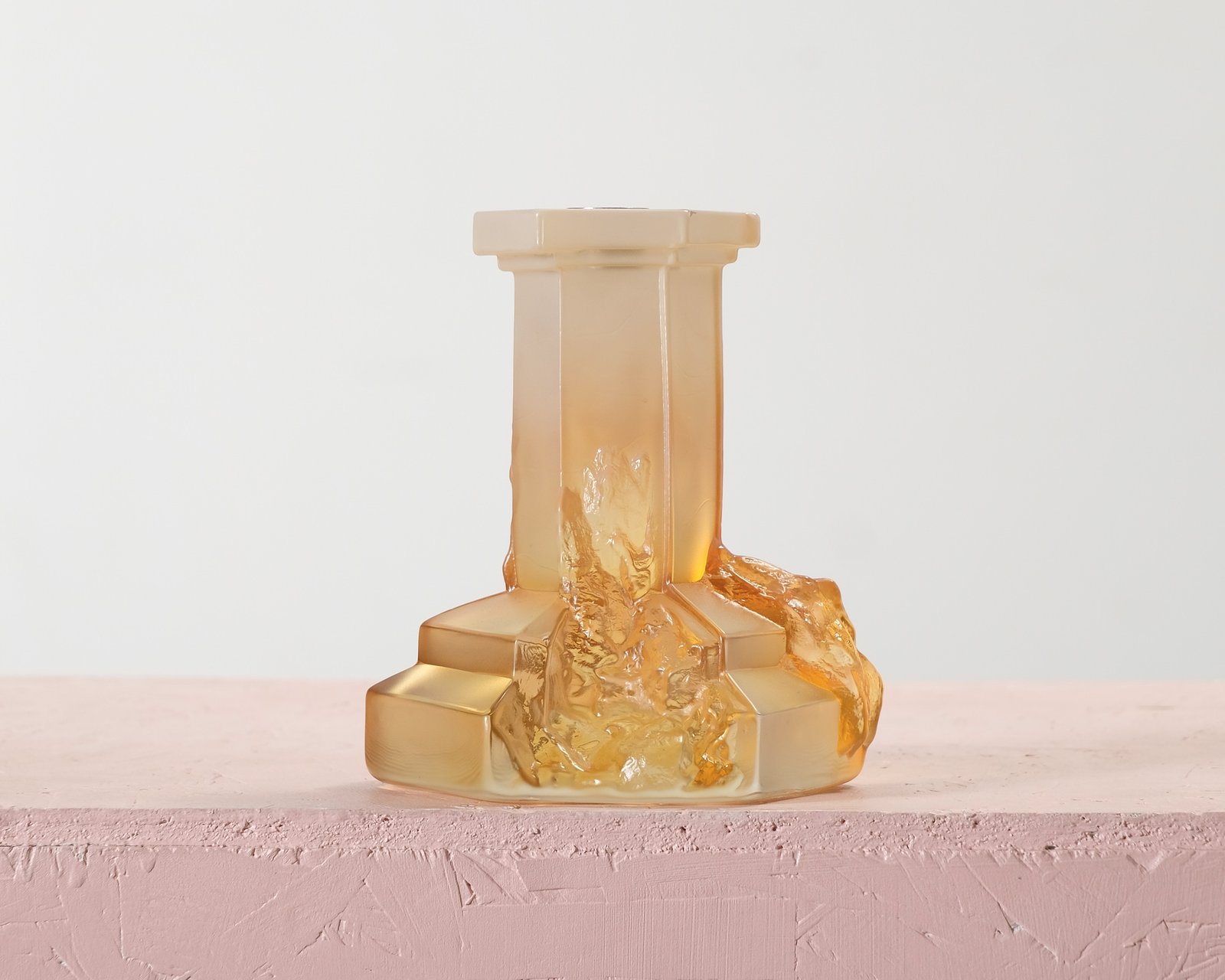 Kosta Boda Rocky Baroque kynttilänjalka meripihka