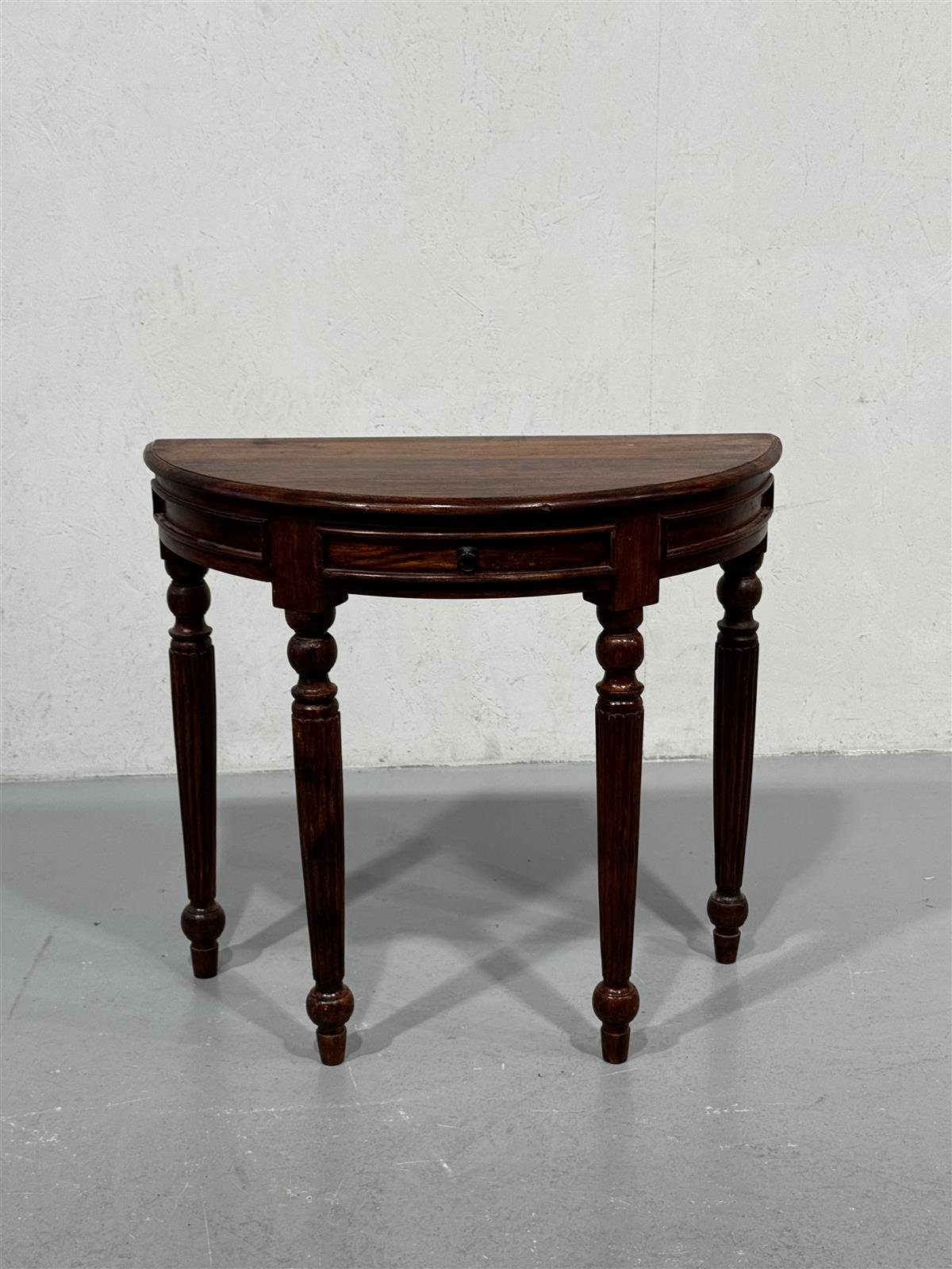 Konsolipöytä puoliympyrä lipastolla