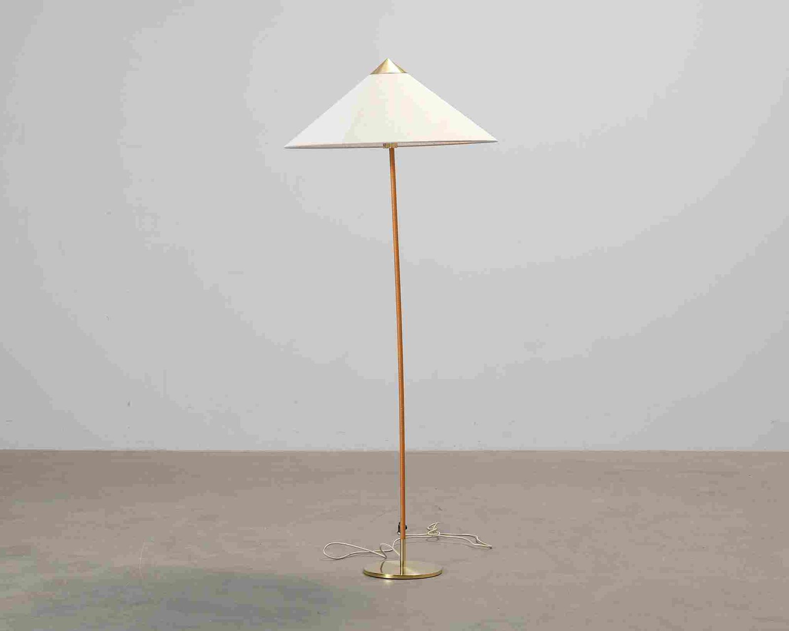 GUBI Tynell 9602 lattiavalaisin canvas / messinki